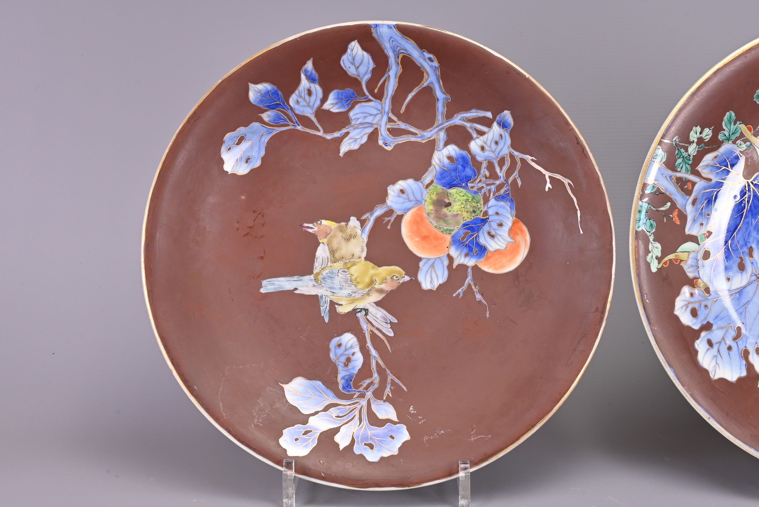 A PAIR OF JAPANESE BROWN-GROUND CIRCULAR DISHES. Each signed in blue to reverse, decorated in - Image 3 of 6