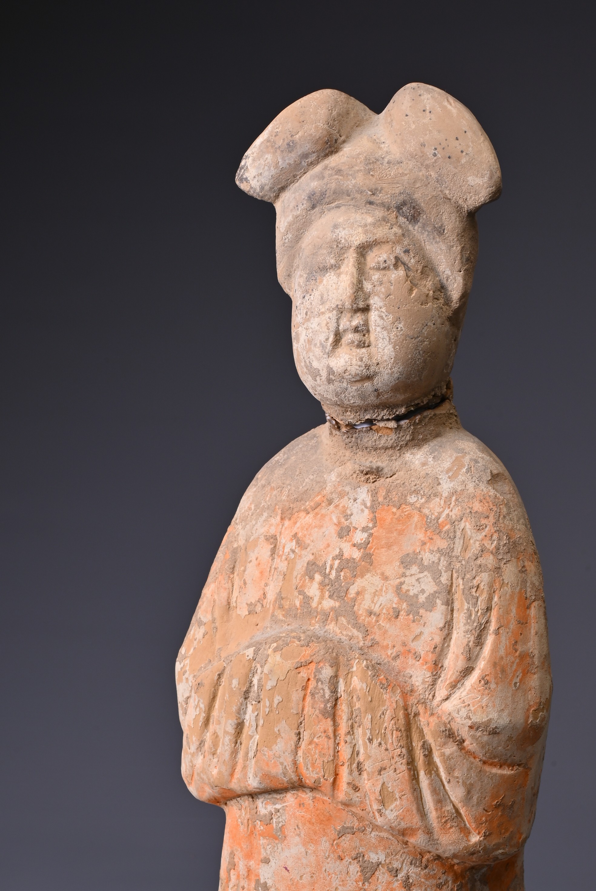 A CHINESE PAINTED POTTERY FIGURE OF COURT LADY, TANG DYNASTY (AD 618-907). Modelled standing wearing - Image 2 of 6