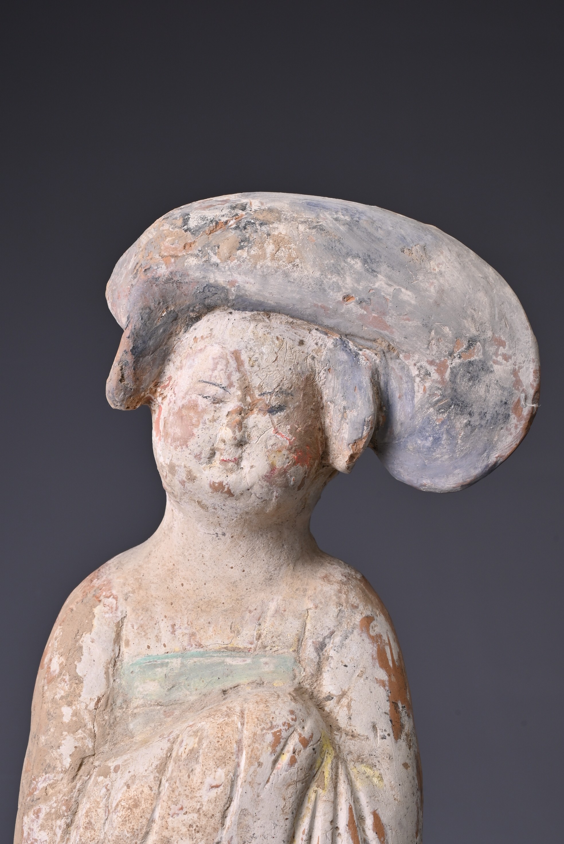 A CHINESE PAINTED POTTERY FIGURE OF COURT LADY, TANG DYNASTY (AD 618-907). Modelled standing wearing - Image 2 of 6