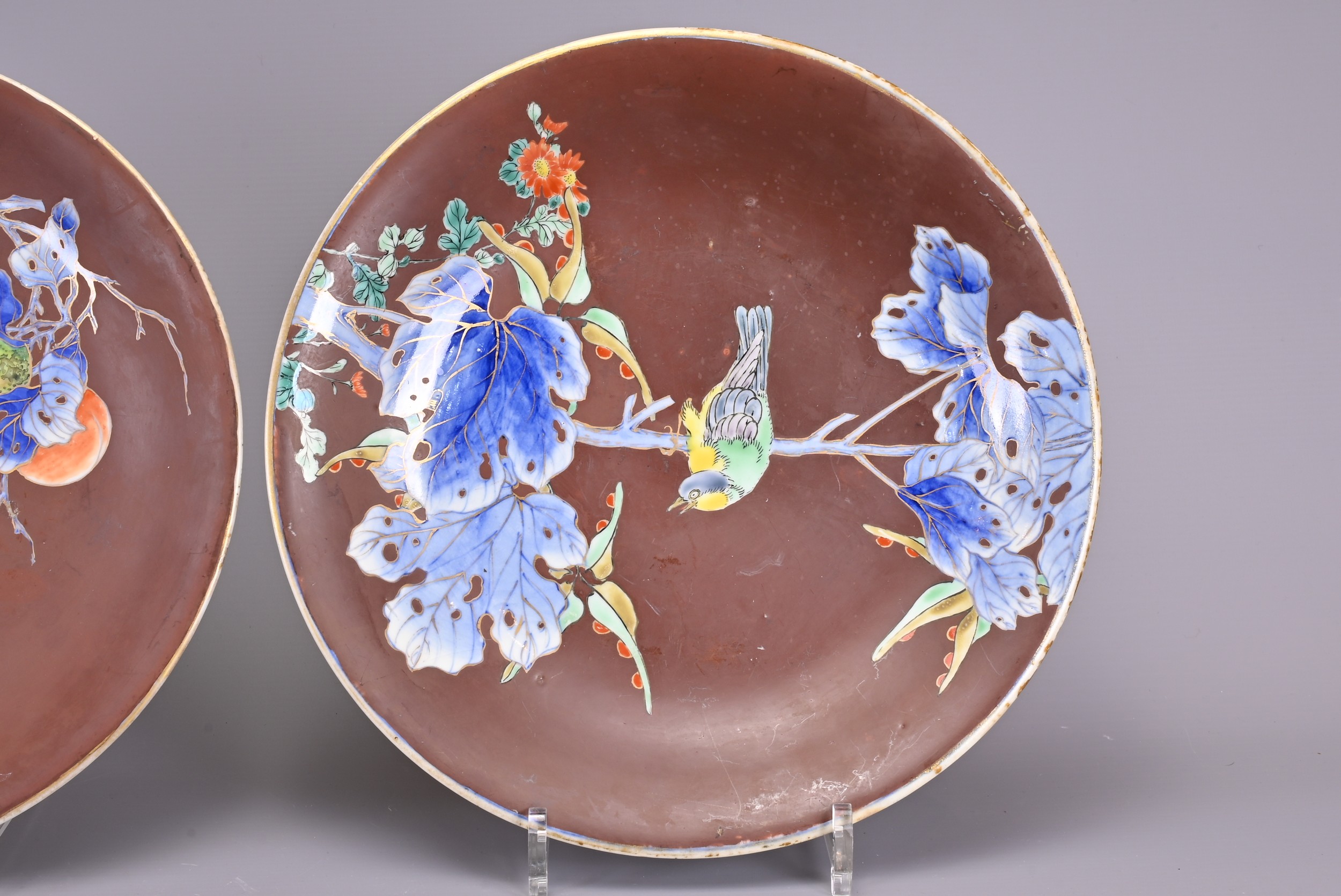 A PAIR OF JAPANESE BROWN-GROUND CIRCULAR DISHES. Each signed in blue to reverse, decorated in - Image 4 of 6