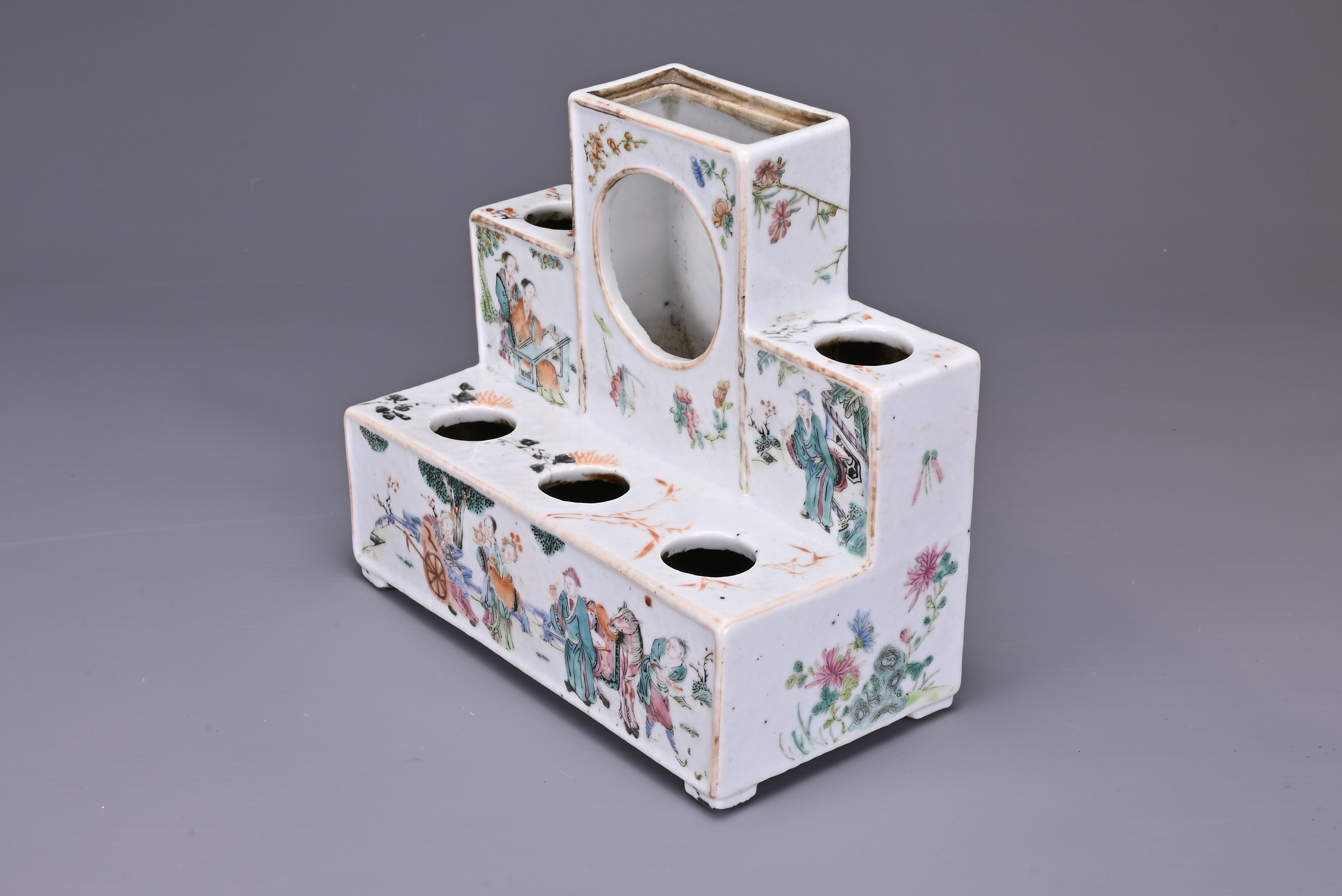 A GROUP OF CHINESE FAMILLE ROSE PORCELAIN ITEMS, 19TH CENTURY. Comprising a table stand for ink - Image 7 of 7