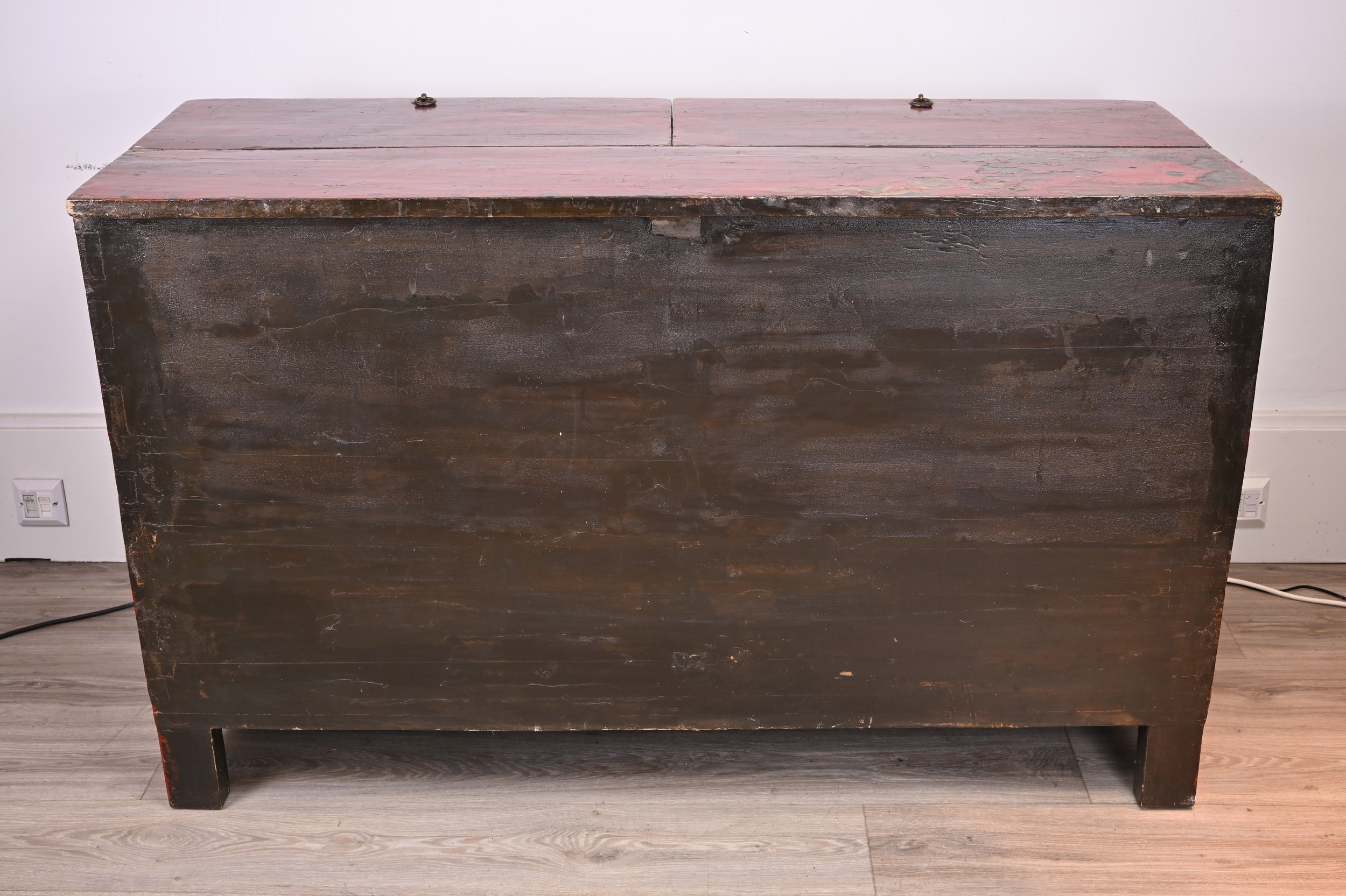 A LARGE CHINESE TIBETAN PAINTED RED AND BLACK LACQUER STORAGE CHEST, 19TH CENTURY. Or rectangular - Image 9 of 10