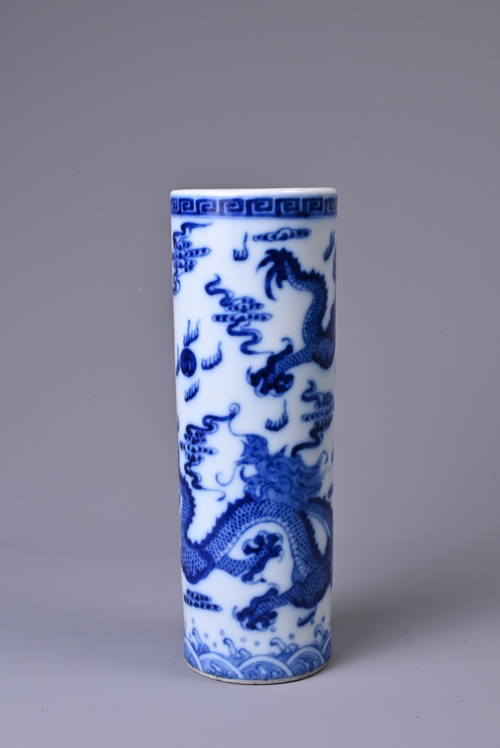 A CHINESE BLUE AND WHITE PORCELAIN BRUSH POT, 20TH CENTURY. Of cylindrical form with continuous