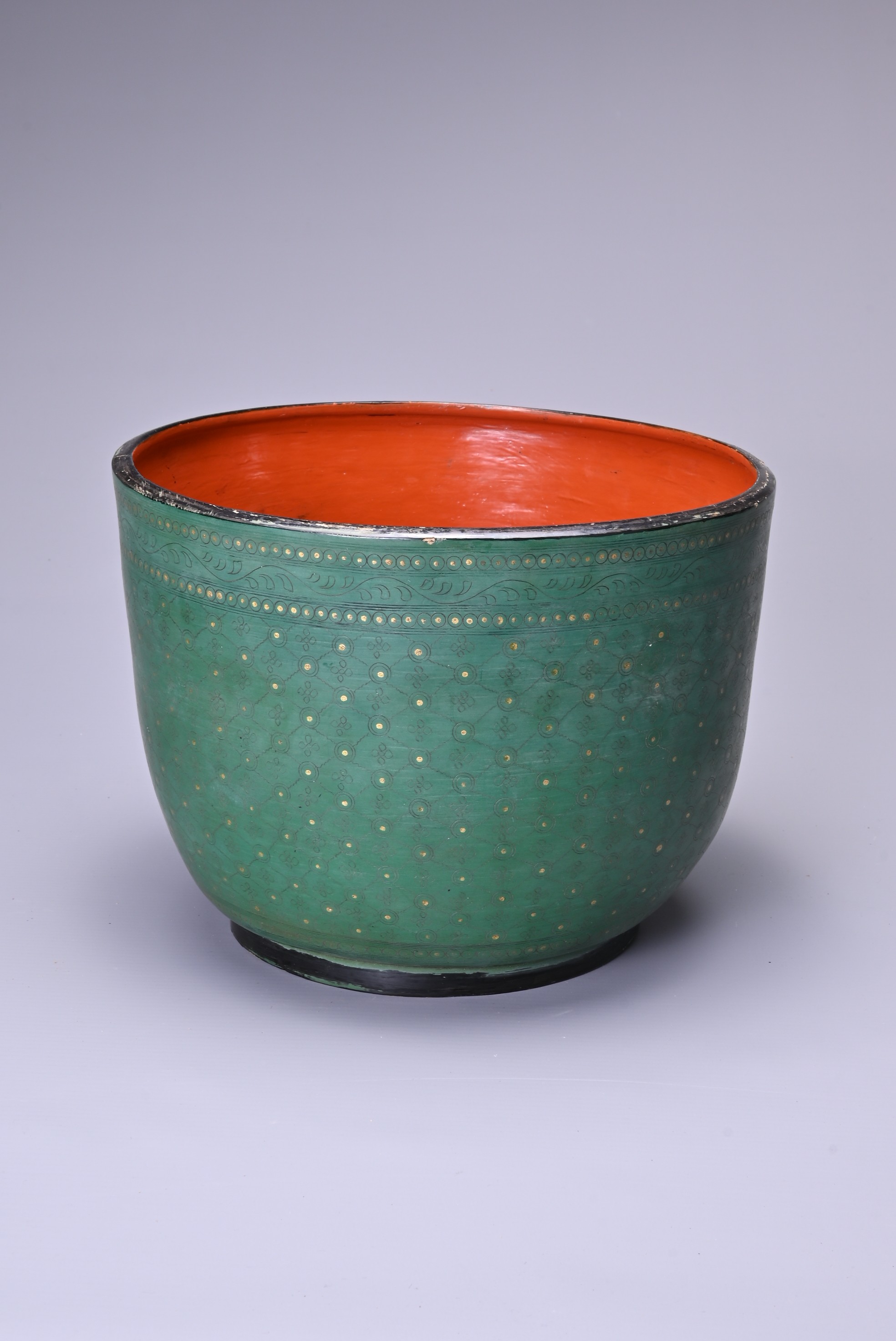 A THAI GREEN LACQUER AND GILT BOWL - Image 2 of 6