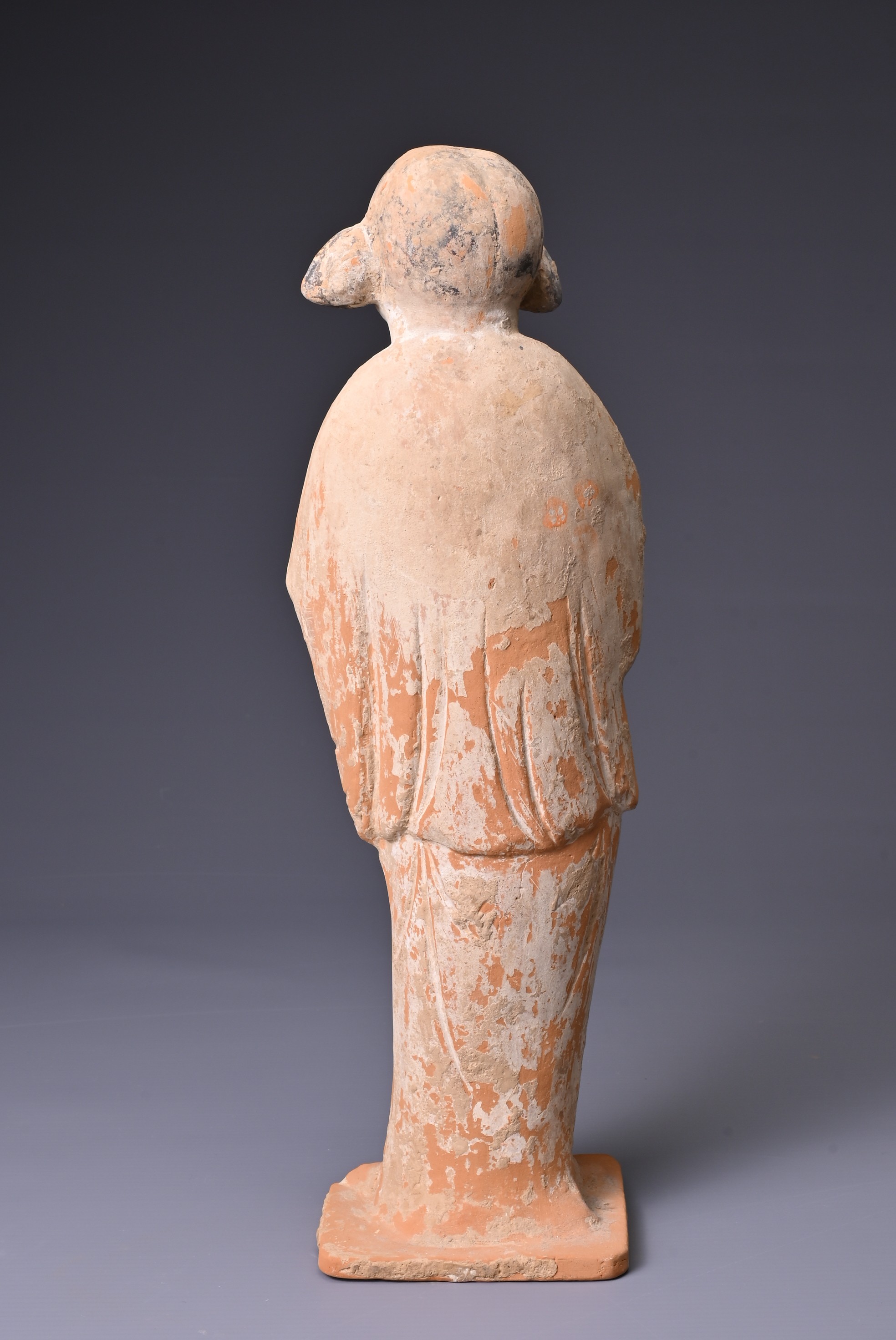 A CHINESE PAINTED POTTERY FIGURE OF COURT LADY, TANG DYNASTY (AD 618-907). Modelled standing wearing - Image 4 of 6