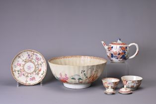A GROUP OF CHINESE PORCELAIN ITEMS, 18TH CENTURY. To include a Qianlong export bowl with ribbed body