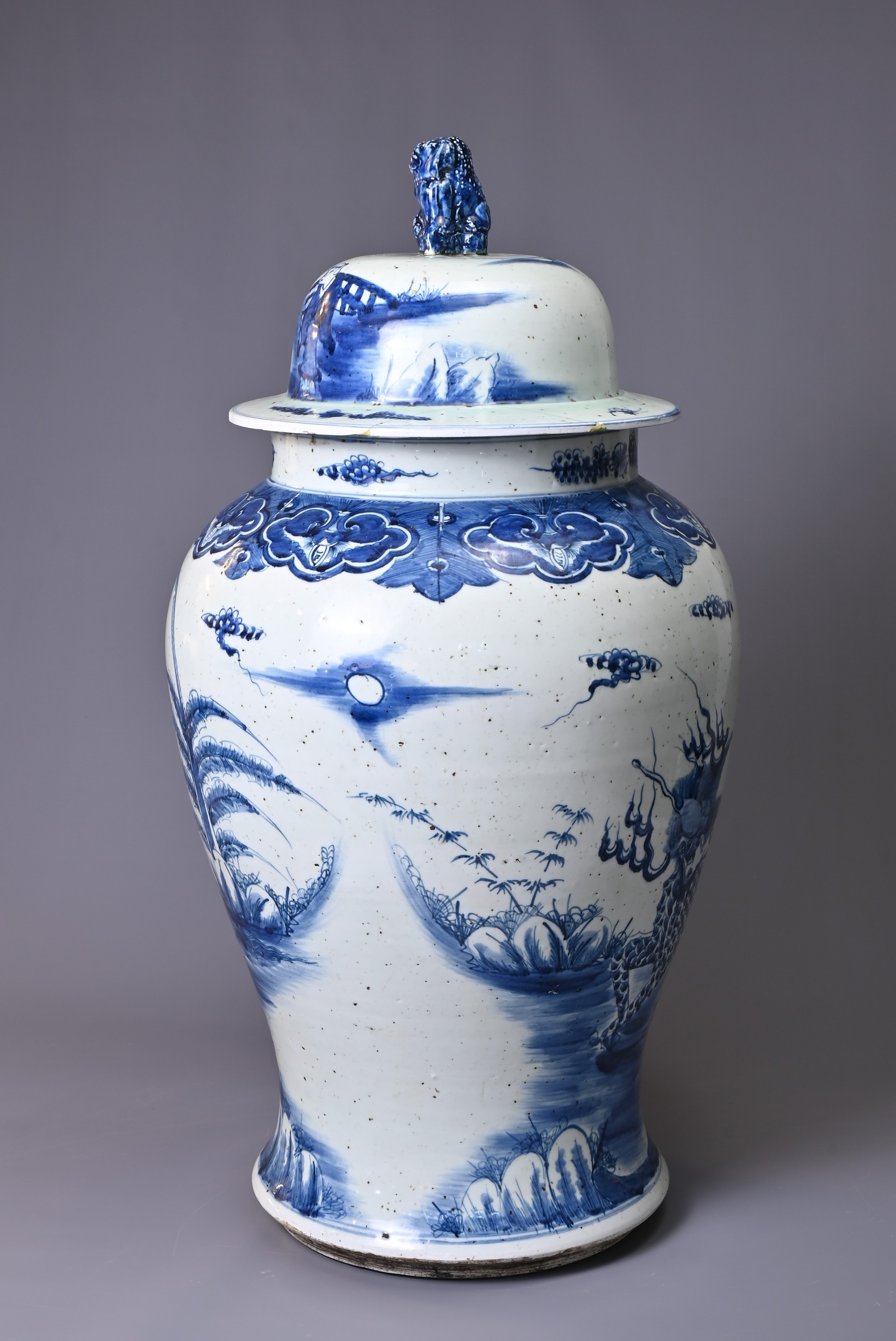 A VERY LARGE CHINESE BLUE AND WHITE PORCELAIN JAR WITH COVER, 20TH CENTURY - Image 2 of 8