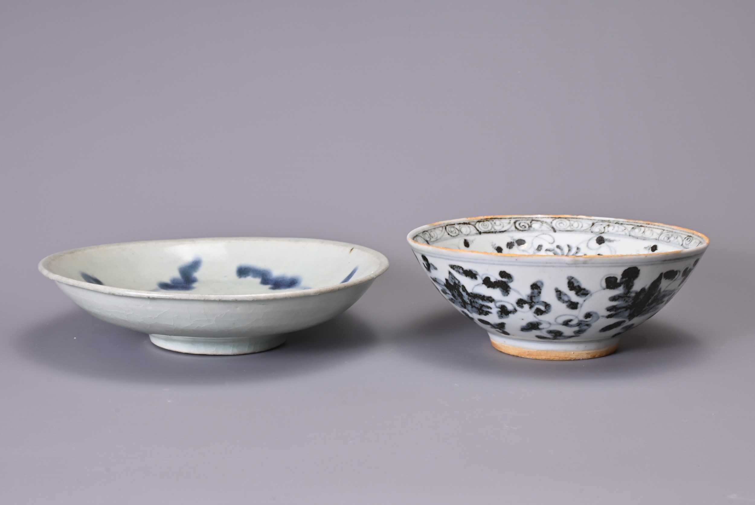 FIVE CHINESE ITEMS OF POTTERY AND PORCELAIN. Comprising: a Ming Dynasty blue and white dish - Image 4 of 7