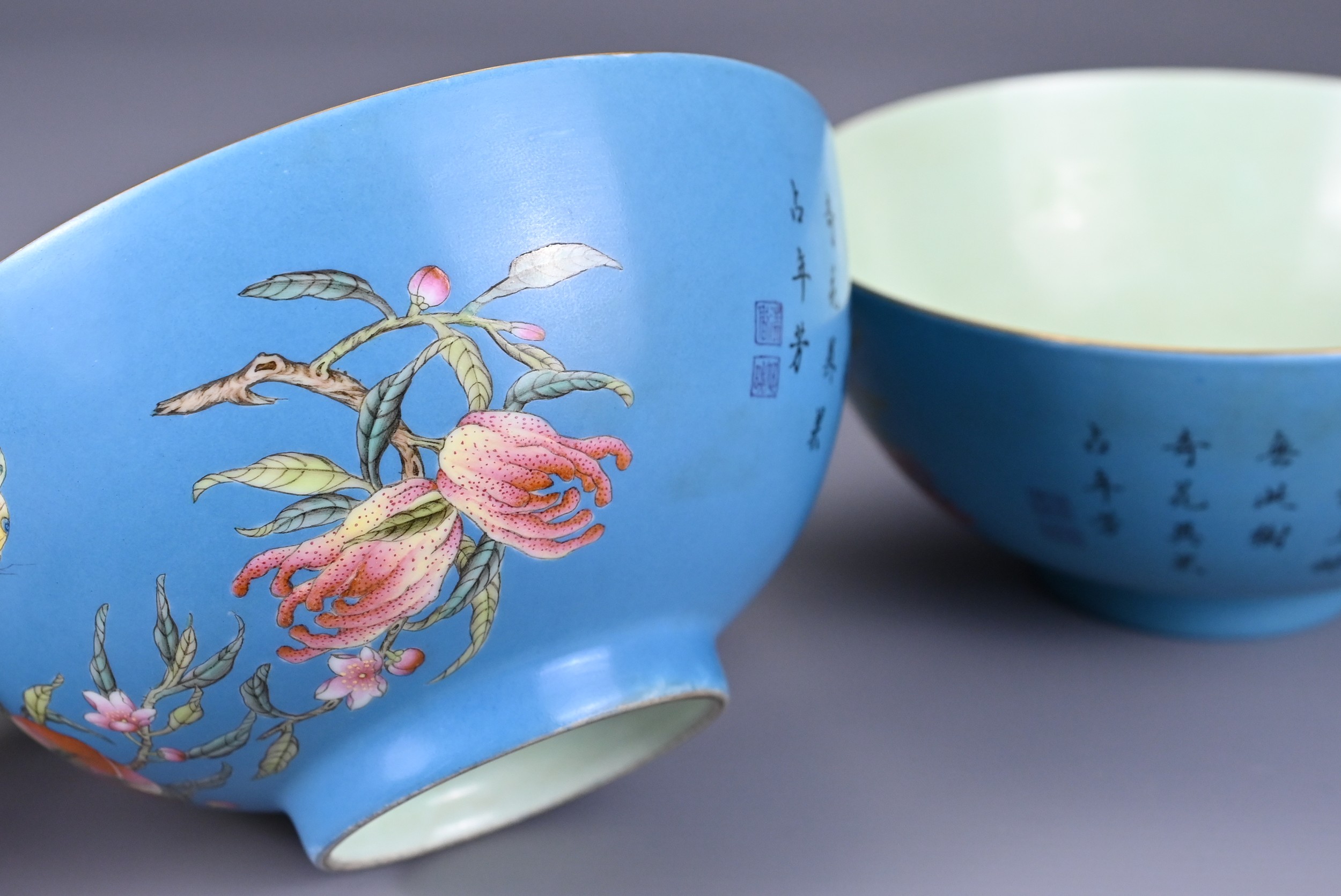 A PAIR OF CHINESE PORCELAIN FAMILLE ROSE AND TURQUOISE GROUND BOWLS, 20TH CENTURY. Each with - Image 7 of 7