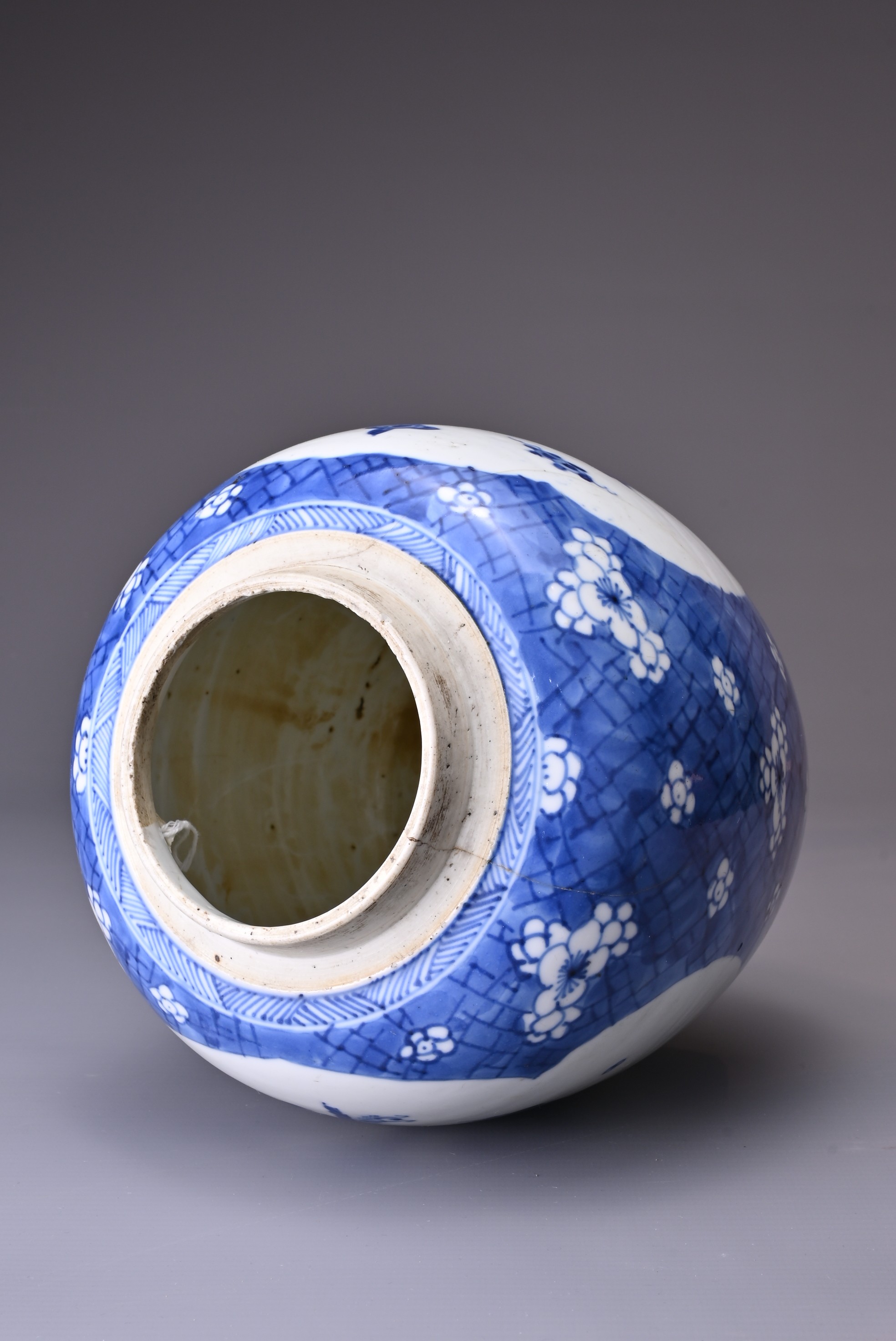 A CHINESE BLUE AND WHITE PORCELAIN GINGER JAR, 18TH CENTURY. Two quatrefoil panels decorated with - Image 6 of 6