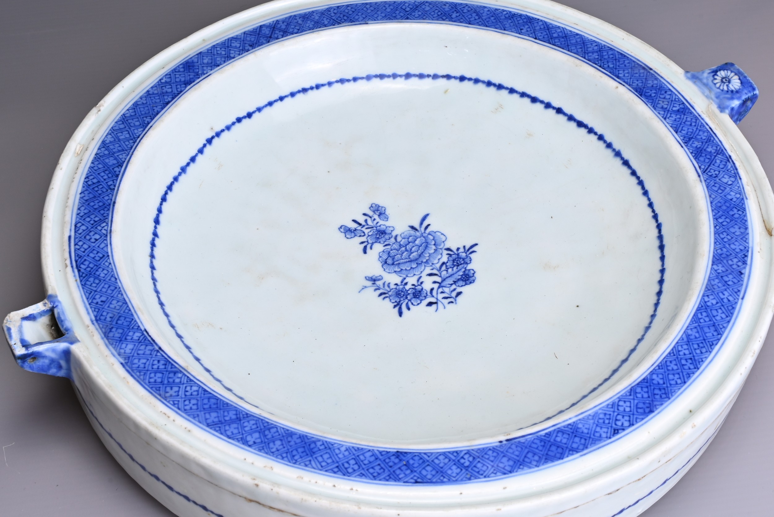 A LARGE CHINESE BLUE AND WHITE PORCELAIN WARMING DISH, 18TH CENTURY. Minimally decorated with - Image 2 of 6