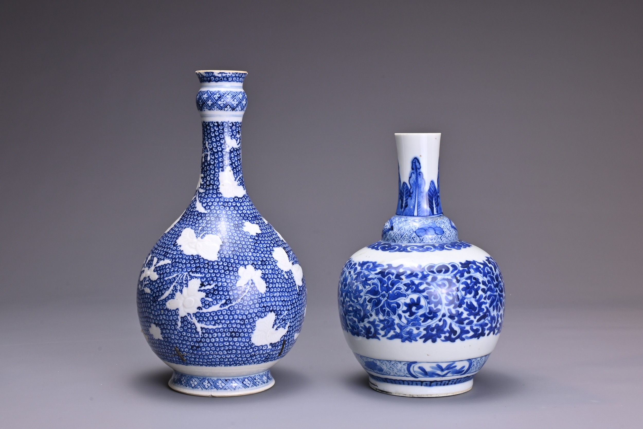 TWO CHINESE BLUE AND WHITE PORCELAIN VASES, 18/19TH CENTURY. An 18th century garlic-head bottle vase - Image 3 of 5