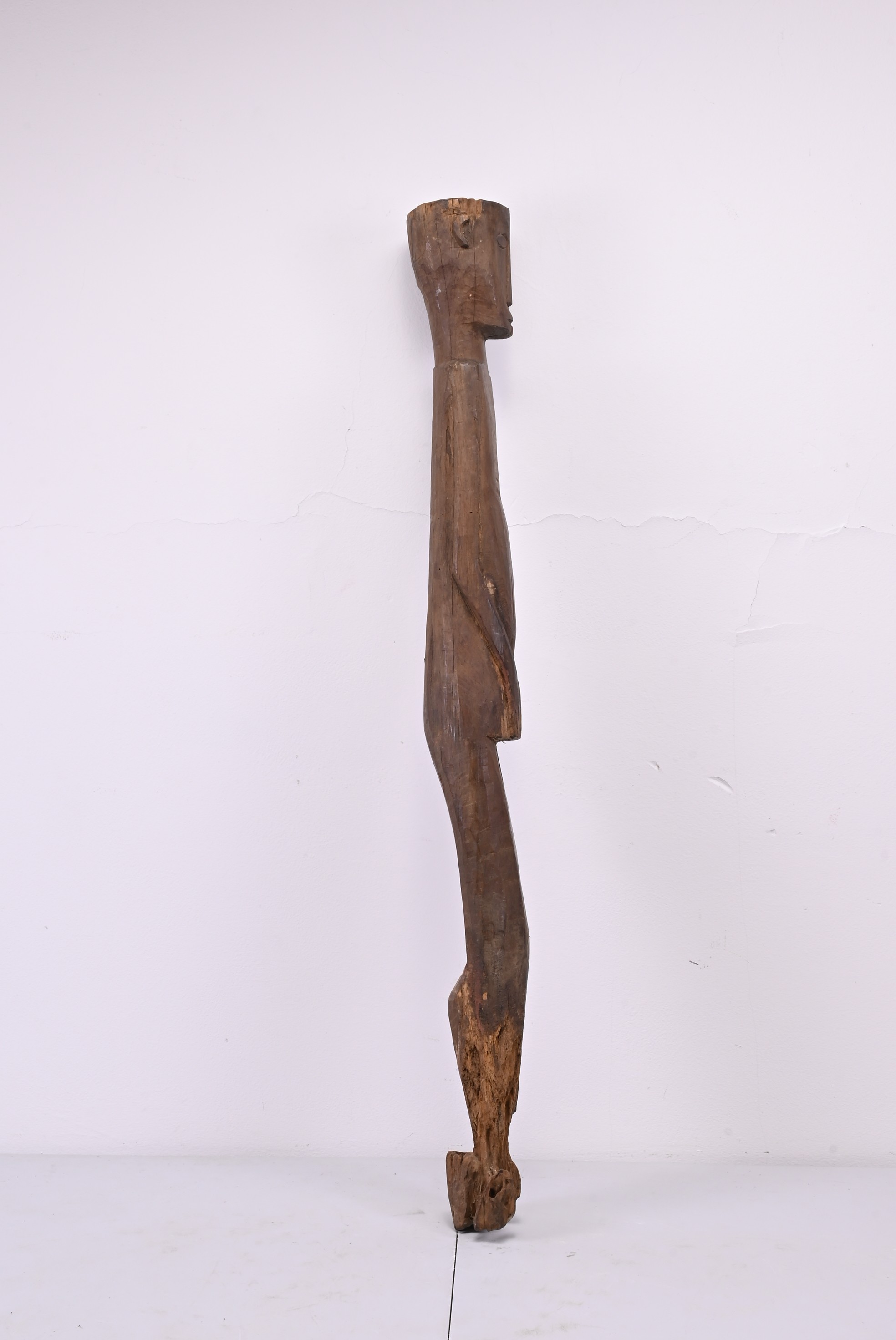 A TALL AFRICAN CARVED WOODEN FIGURE. A slender human figure with hands clasp in front of the - Image 5 of 10