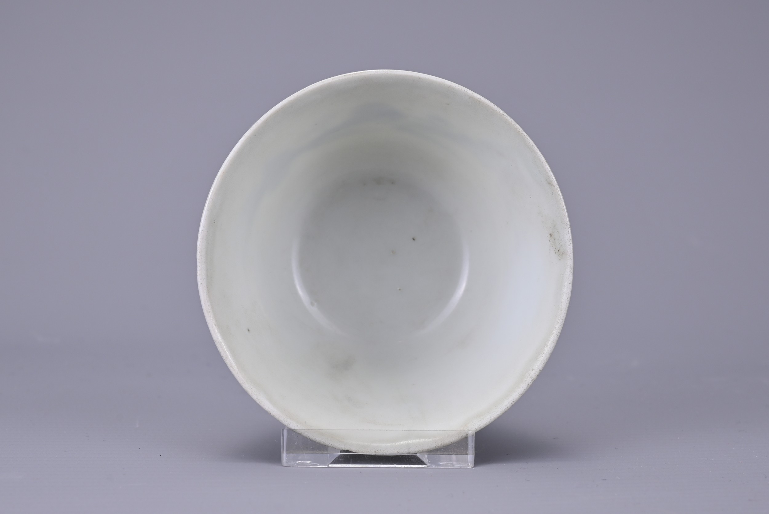 A CHINESE BLUE AND WHITE PORCELAIN CUP, CHENGHUA MARK. Decorated with boat in a coastal landscape - Image 4 of 5