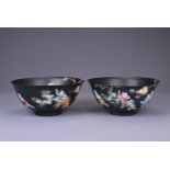 A PAIR OF CHINESE FAMILLE ROSE ENAMELLED BLACK GROUND PORCELAIN BOWLS, 20TH CENTURY. With apocryphal