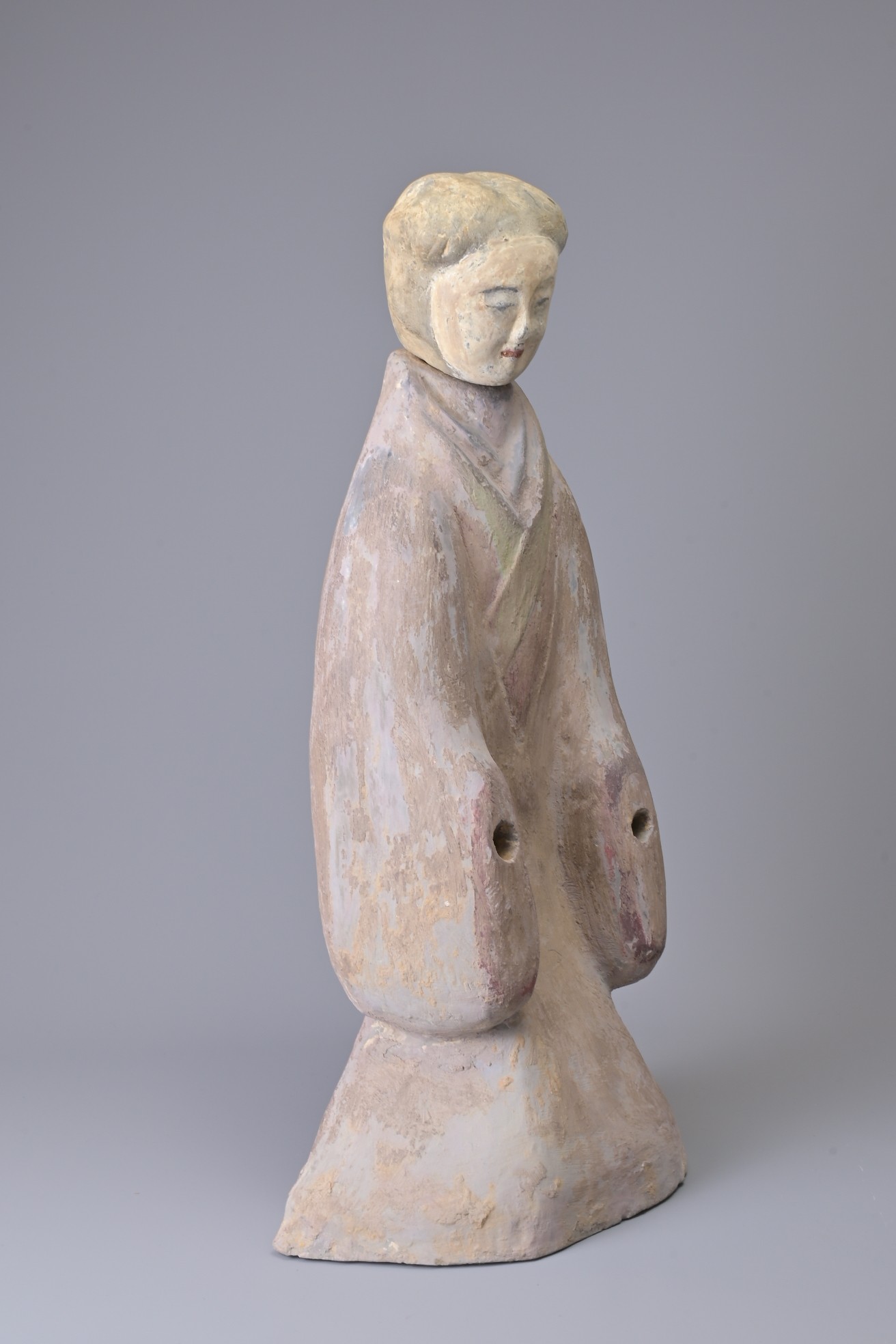 A LARGE CHINESE PAINTED GREY POTTERY FIGURE OF KNEELING COURT LADY, HAN DYNASTY. Heavily potted - Image 4 of 6