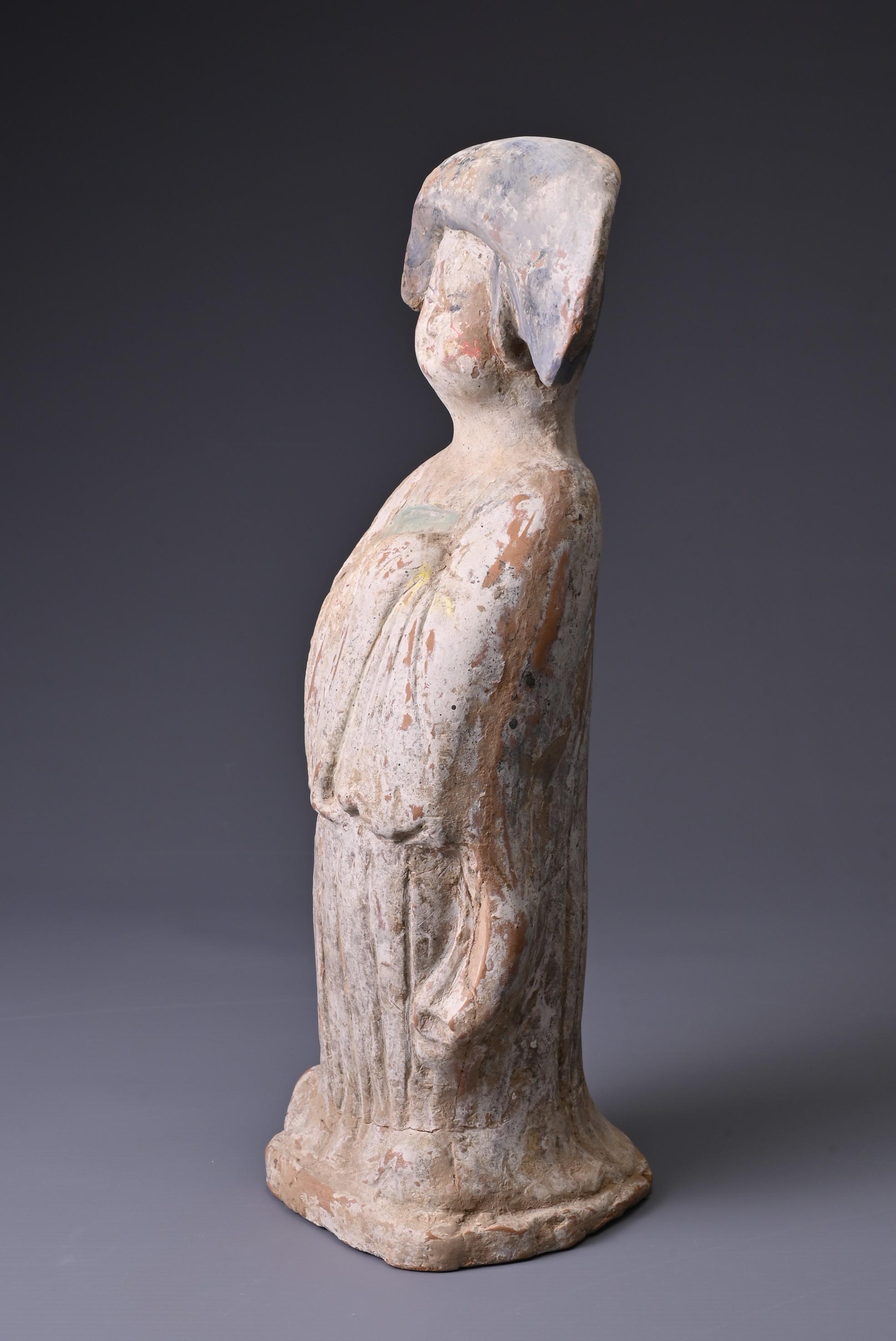 A CHINESE PAINTED POTTERY FIGURE OF COURT LADY, TANG DYNASTY (AD 618-907). Modelled standing wearing - Image 3 of 6
