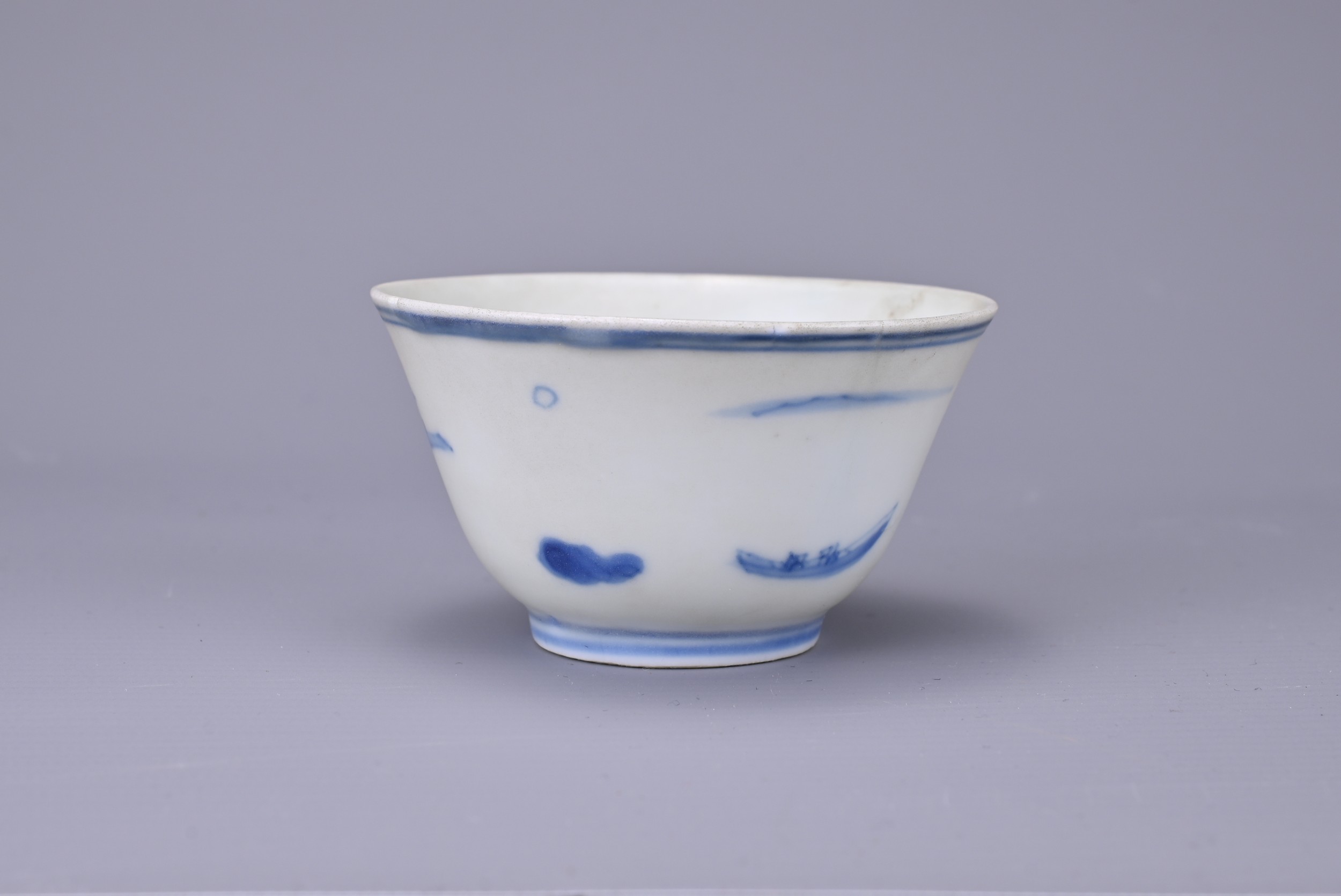 A CHINESE BLUE AND WHITE PORCELAIN CUP, CHENGHUA MARK. Decorated with boat in a coastal landscape - Image 3 of 5