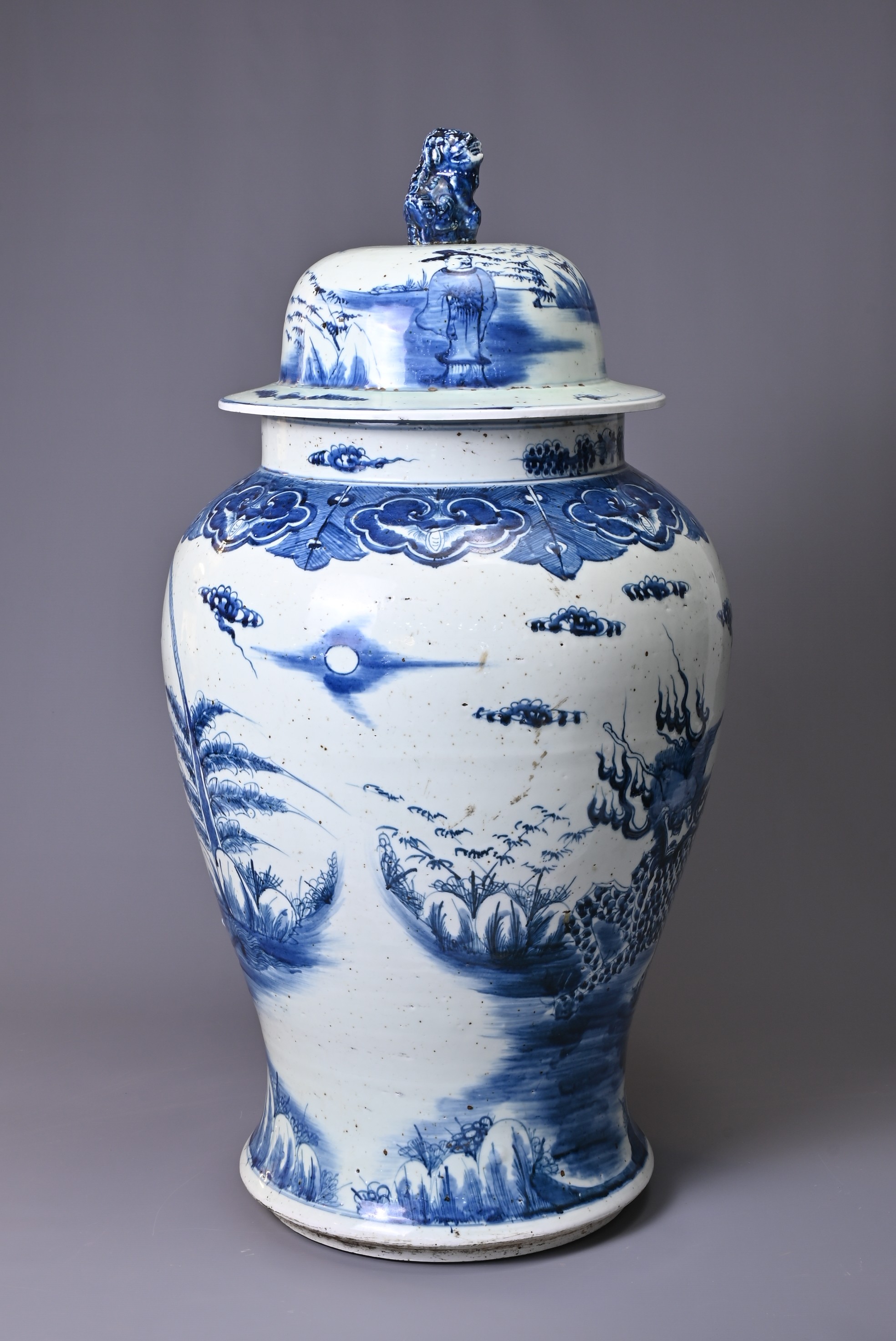 A VERY LARGE CHINESE BLUE AND WHITE PORCELAIN JAR WITH COVER, 20TH CENTURY - Image 4 of 8