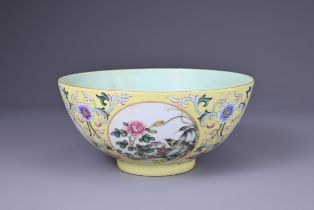 A CHINESE PORCELAIN FAMILLE ROSE AND YELLOW-GROUND SGRAFFITO BOWL, 20TH CENTURY. With underglaze