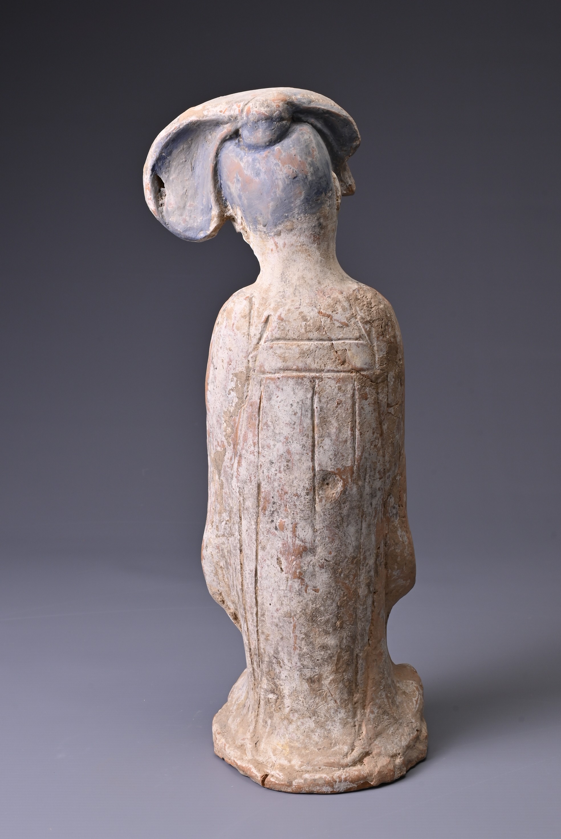 A CHINESE PAINTED POTTERY FIGURE OF COURT LADY, TANG DYNASTY (AD 618-907). Modelled standing wearing - Image 4 of 6