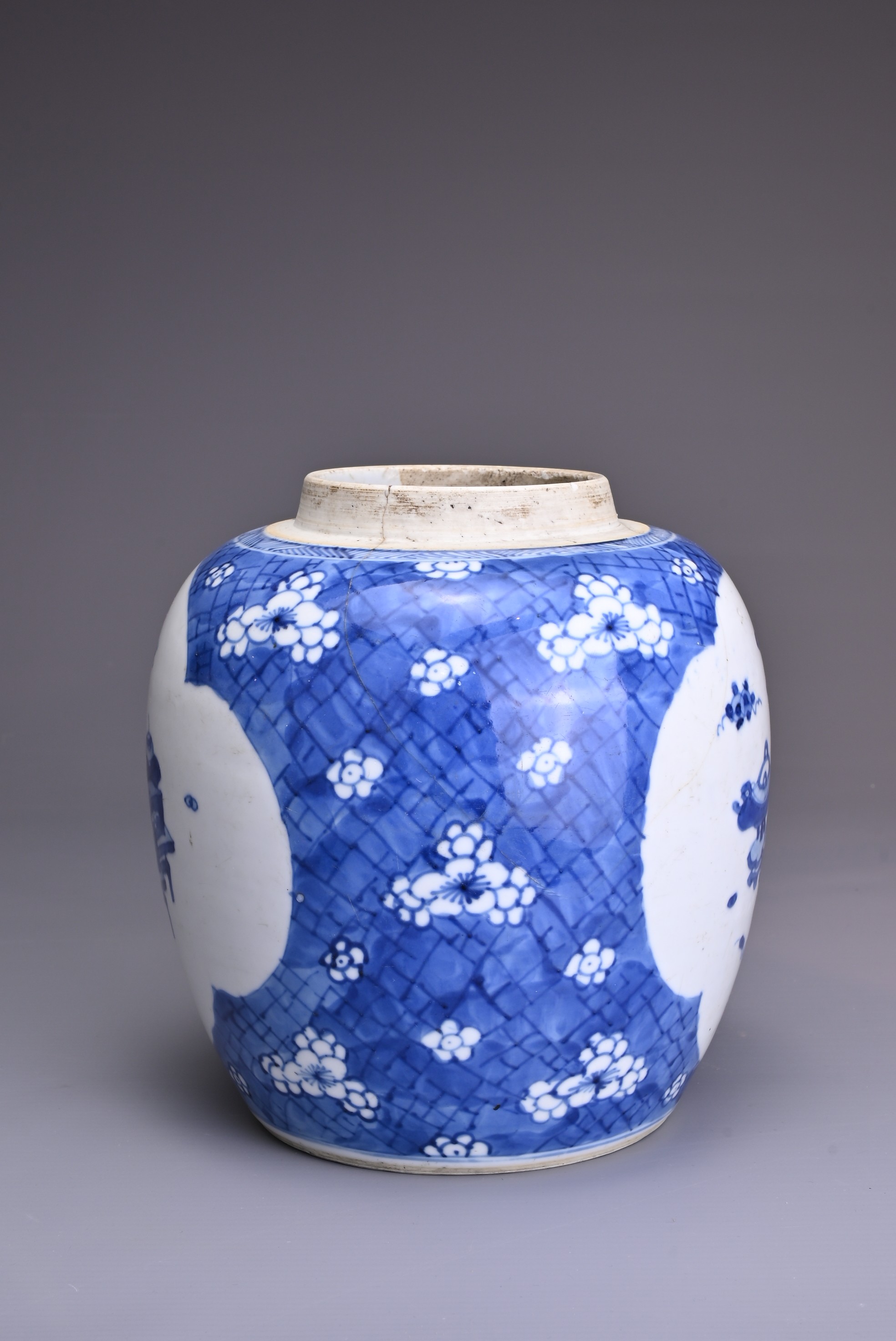 A CHINESE BLUE AND WHITE PORCELAIN GINGER JAR, 18TH CENTURY. Two quatrefoil panels decorated with - Image 3 of 6