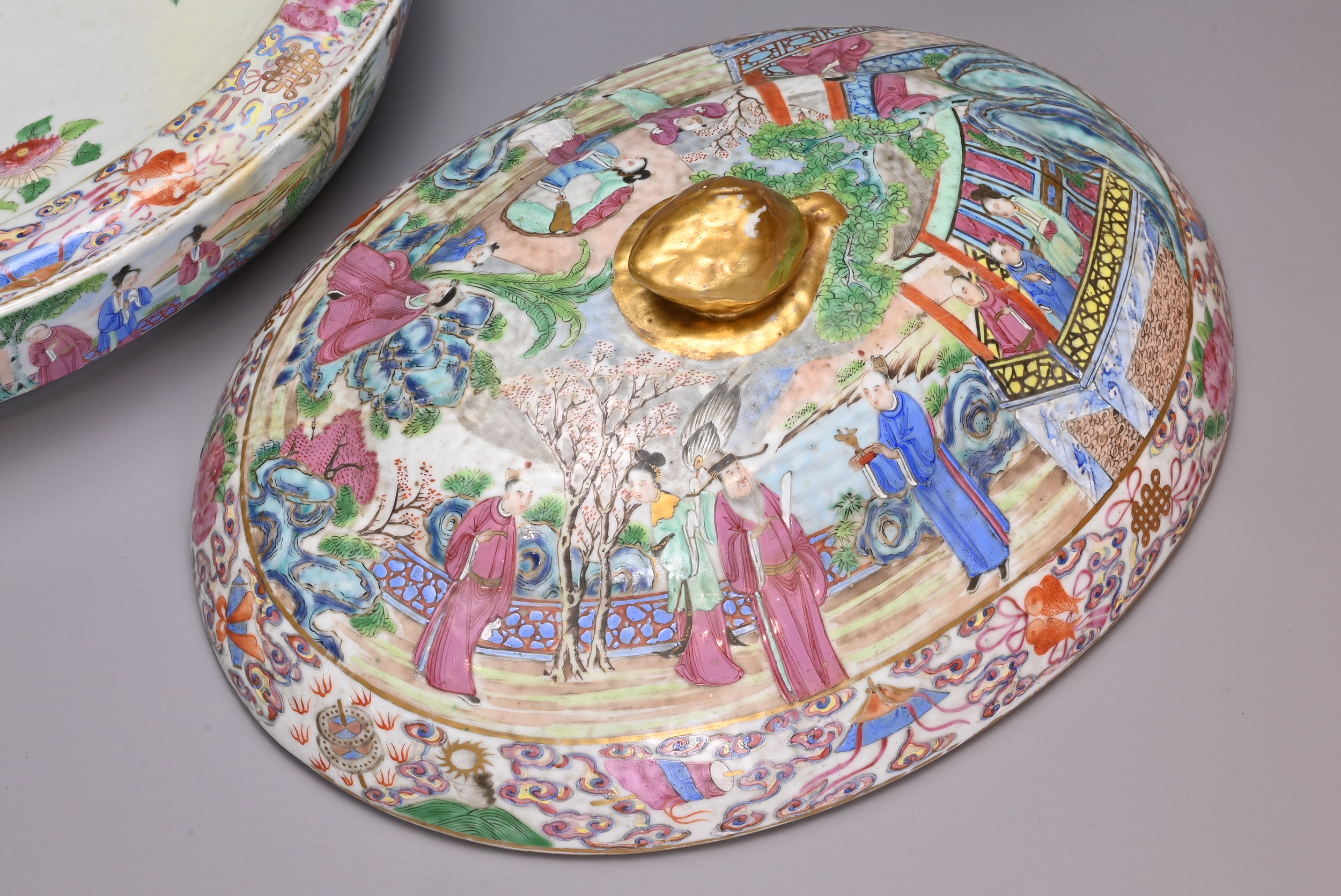 A LARGE CHINESE CANTON FAMILLE ROSE PORCELAIN WARMING DISH AND COVER, 19TH CENTURY. Well decorated - Image 7 of 7