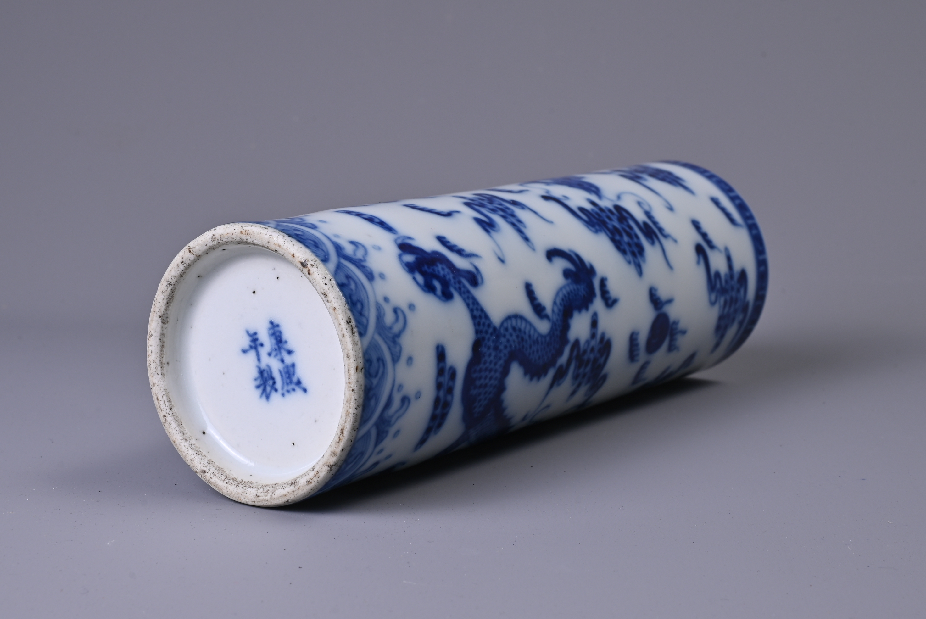 A CHINESE BLUE AND WHITE PORCELAIN BRUSH POT, 20TH CENTURY. Of cylindrical form with continuous - Image 4 of 6