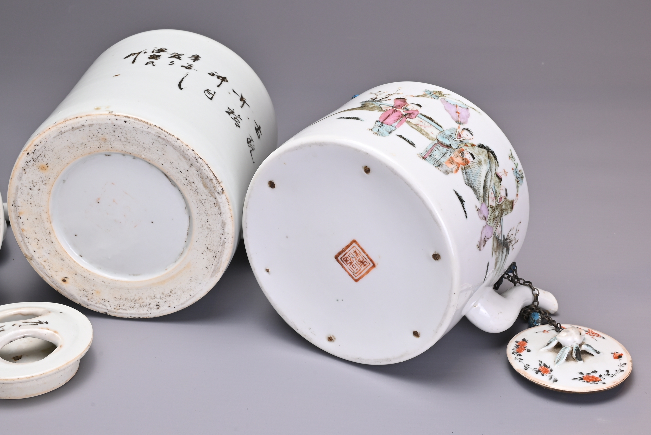THREE CHINESE FAMILLE ROSE PORCELAIN TEA POTS, 19/20TH CENTURY. Cylindrical and bell-shaped form - Image 5 of 7