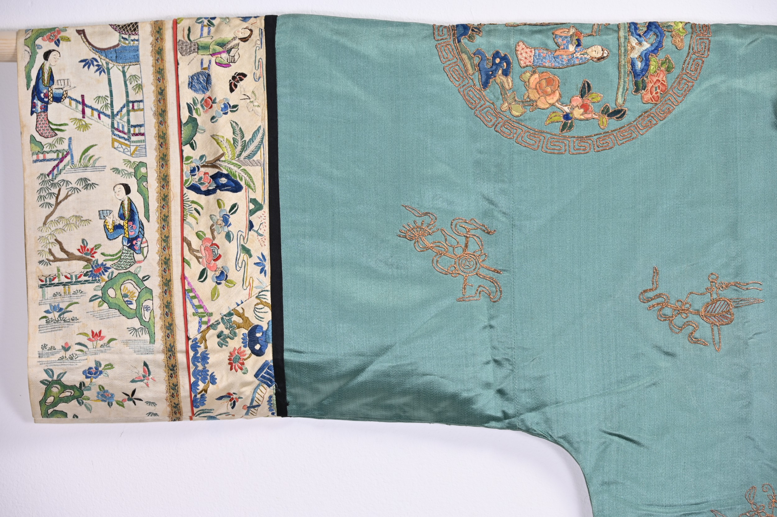 AN EARLY 20TH CENTURY CHINESE DUCK-EGG BLUE SILK EMBROIDERED ROBE. The ruyi-shaped collar, cuffs and - Image 5 of 8