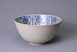 A LARGE CHINESE BLUE AND WHITE PORCELAIN BOWL, MING DYNASTY, 16TH CENTURY. Decorated with just a