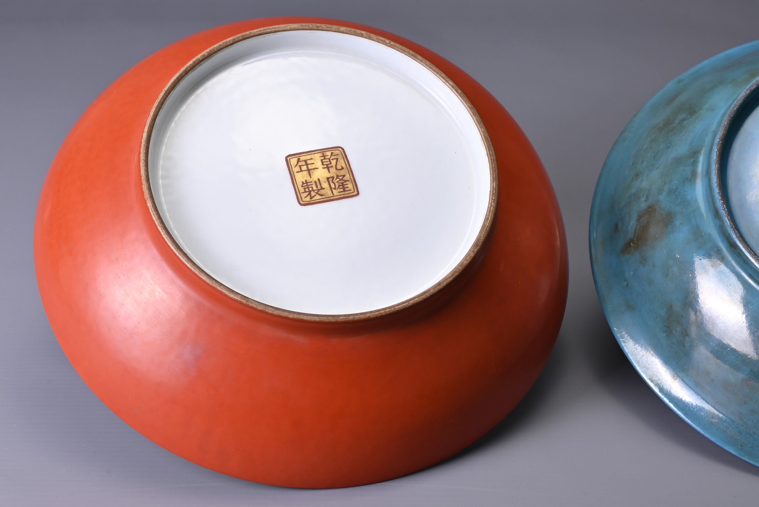 TWO CHINESE PORCELAIN FAMILLE ROSE CIRCULAR DISHES, 20TH CENTURY. Each with iron-red enamel and gilt - Image 5 of 7