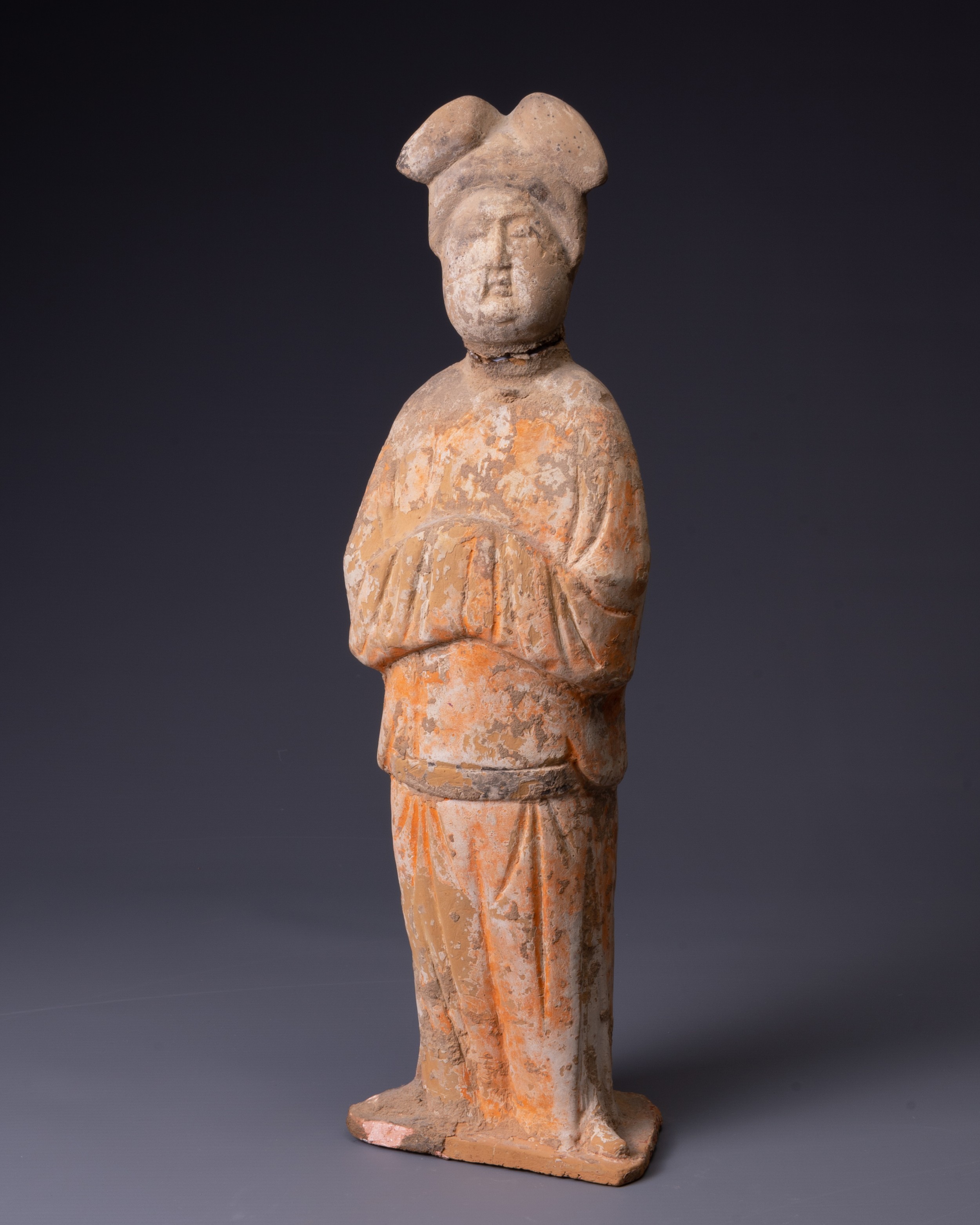 A CHINESE PAINTED POTTERY FIGURE OF COURT LADY, TANG DYNASTY (AD 618-907). Modelled standing wearing