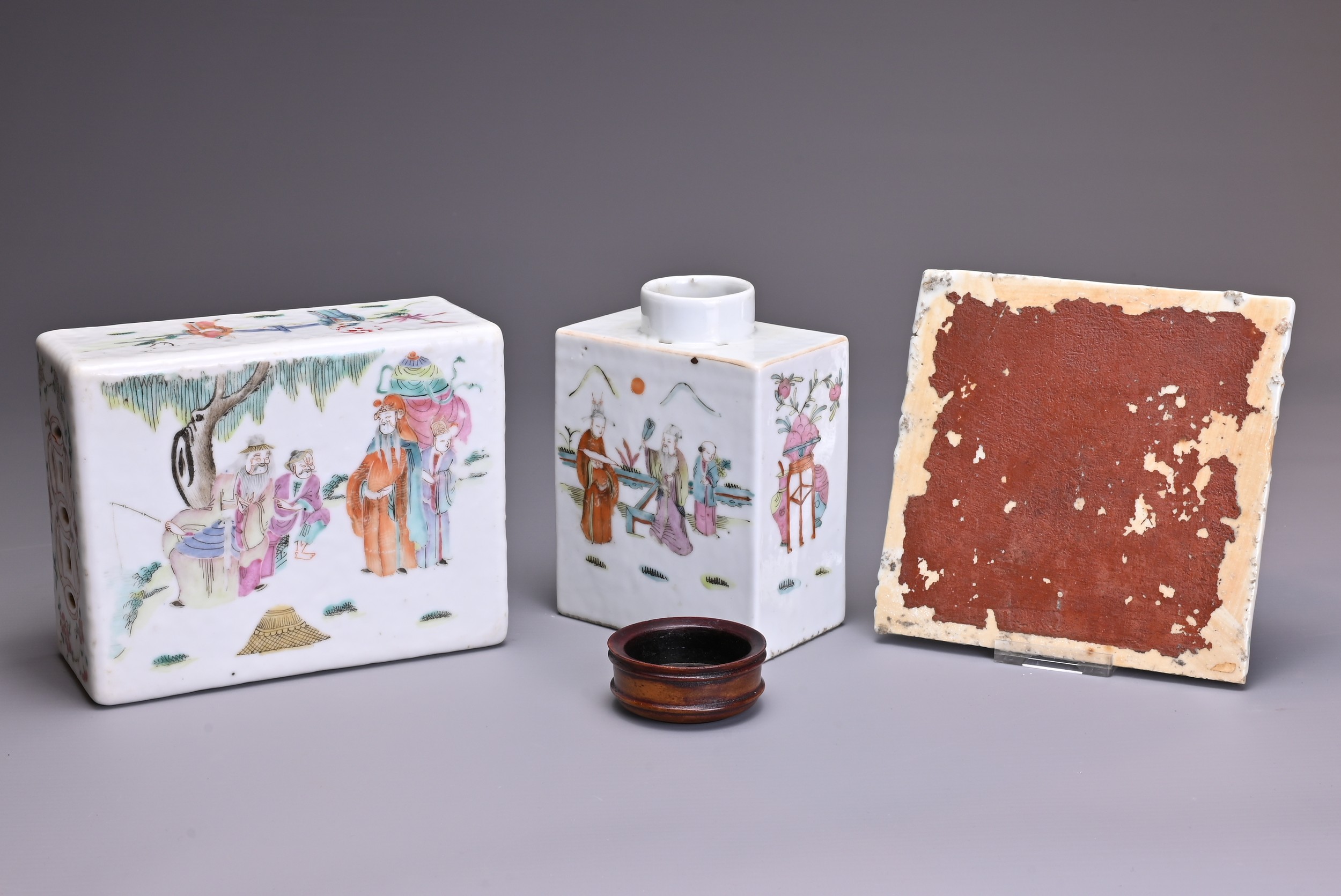 THREE CHINESE FAMILLE ROSE PORCELAIN ITEMS, 19TH CENTURY. Comprising a pillow or rectangular form - Image 3 of 5