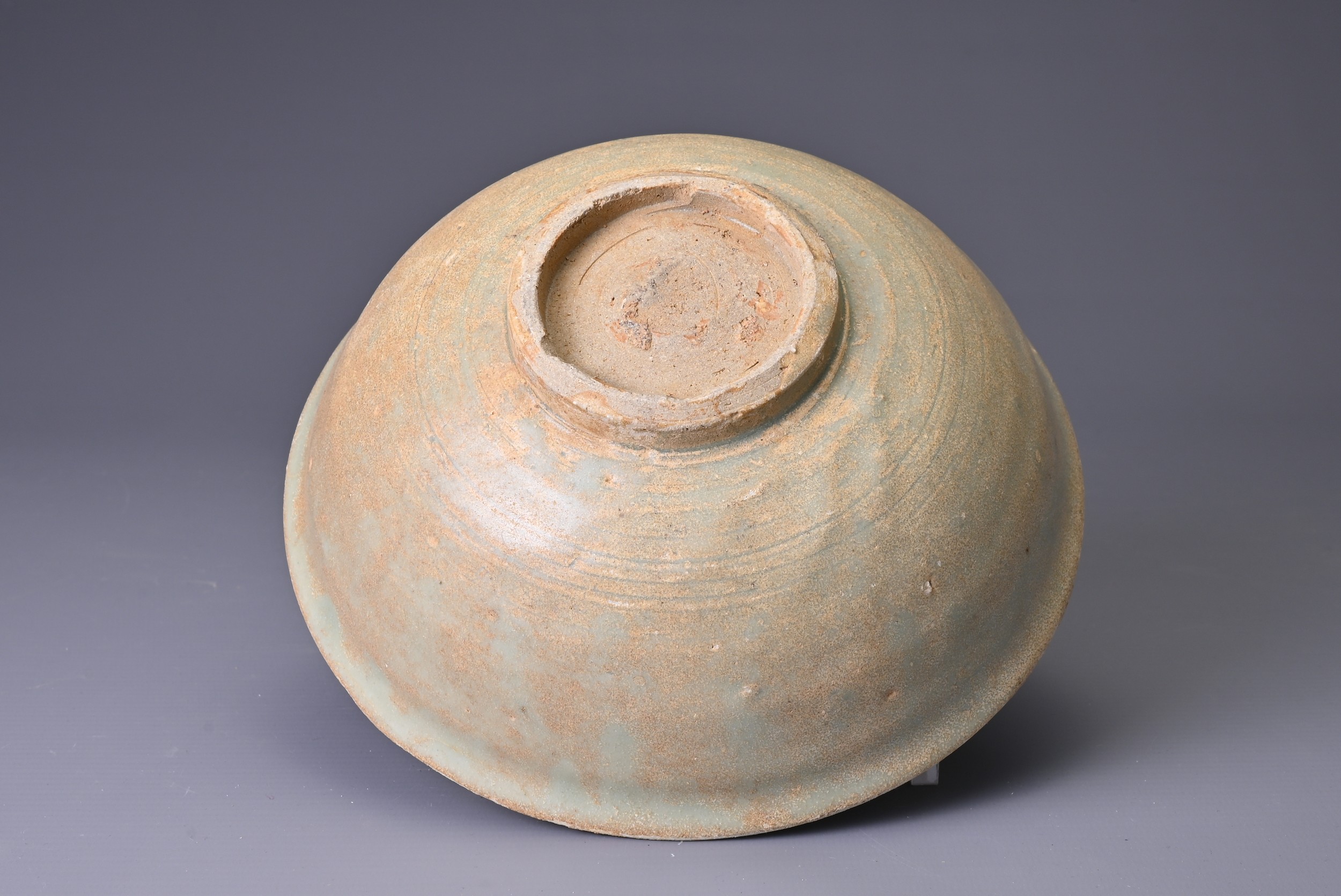 A CHINESE LONGQUAN CELADON BOWL, SONG / YUAN DYNASTY, ZHEJIANG PROVINCE. Flared rim and lightly - Image 3 of 6