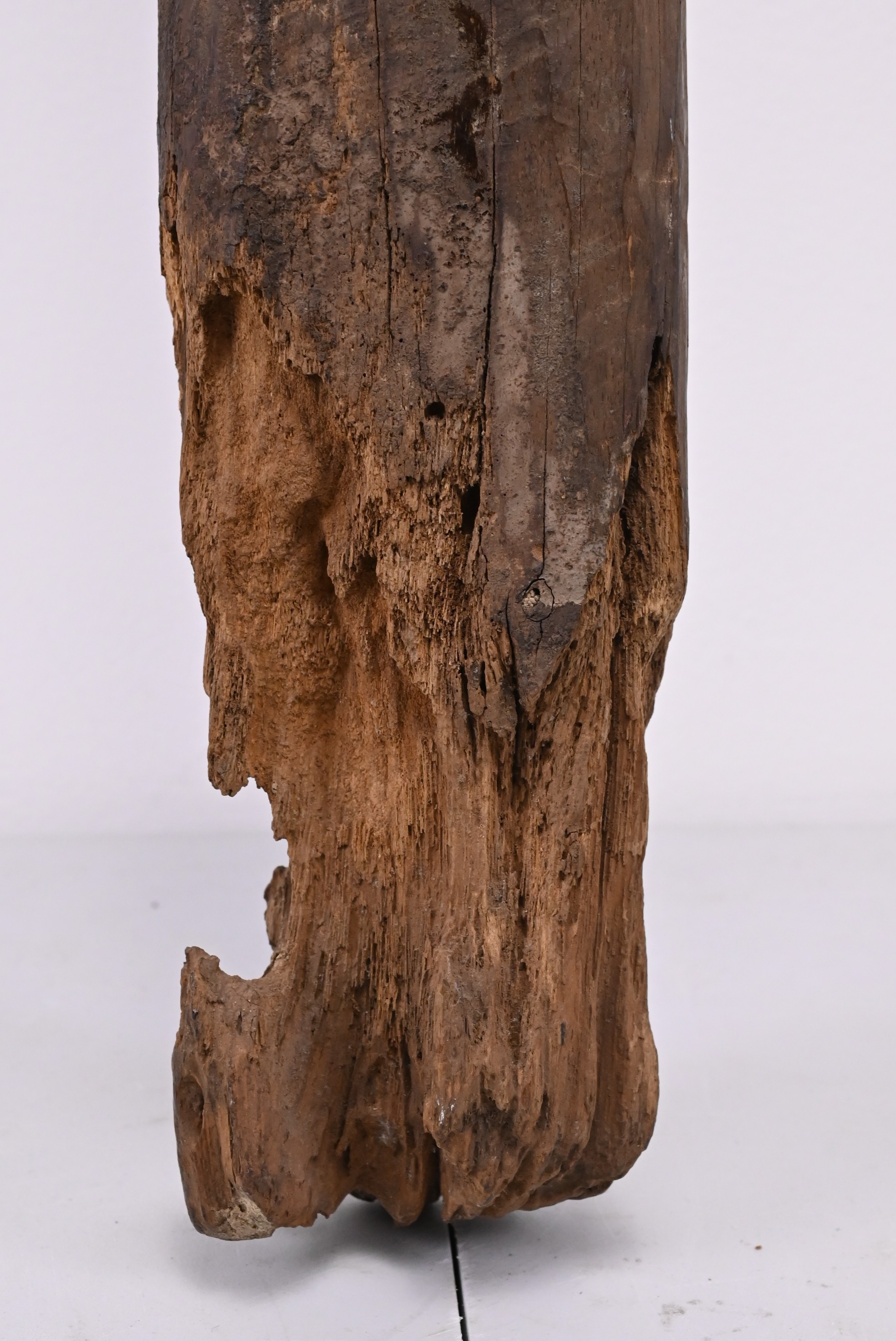 A TALL AFRICAN CARVED WOODEN FIGURE. A slender human figure with hands clasp in front of the - Image 8 of 10