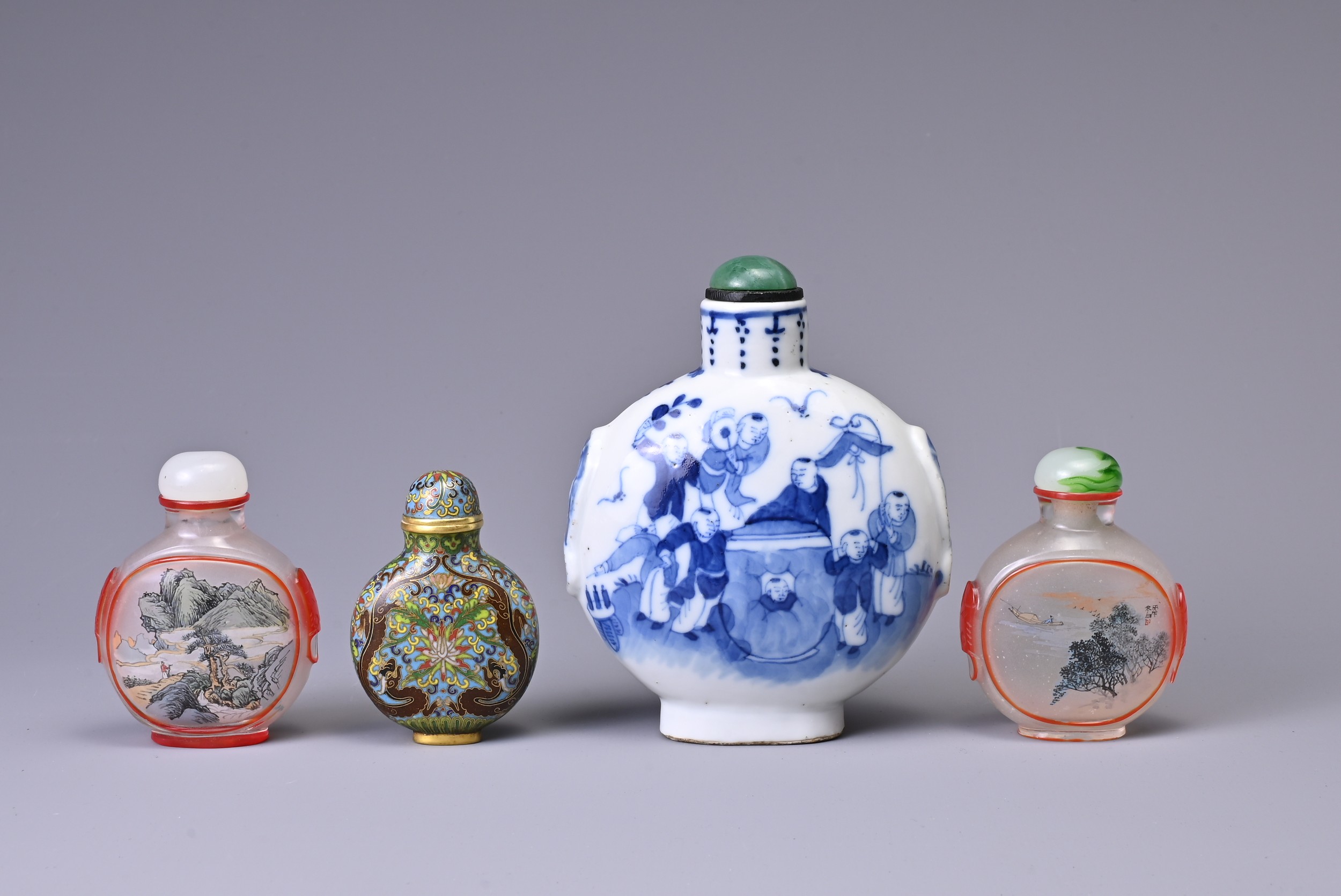 FOUR CHINESE SNUFF BOTTLES, 19/20TH CENTURY. To include a large blue and white porcelain bottle of - Image 2 of 5