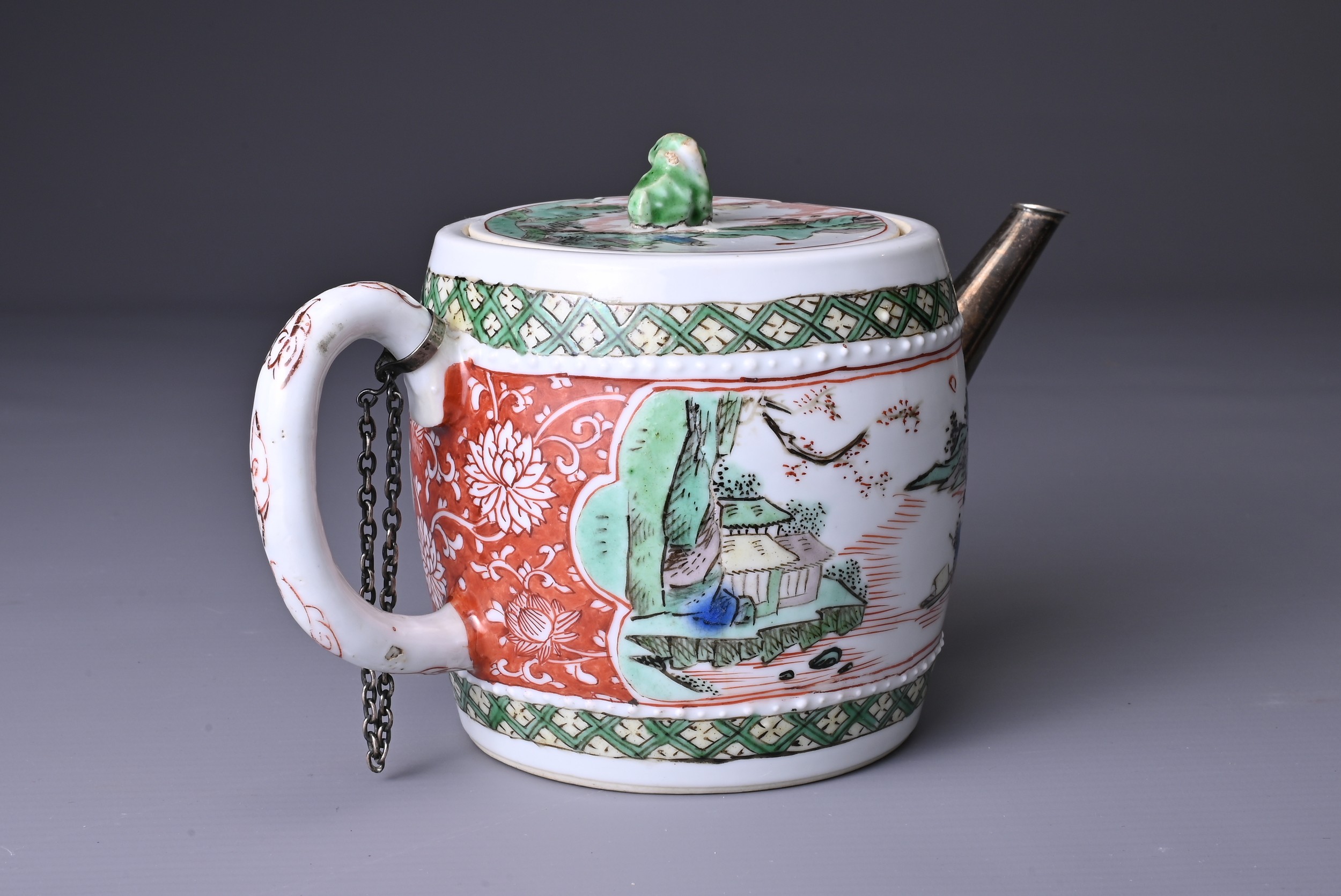 A CHINESE FAMILLE VERTE PORCELAIN TEA POT, 18TH CENTURY. With drum body and flat cover surmounted by - Image 3 of 7
