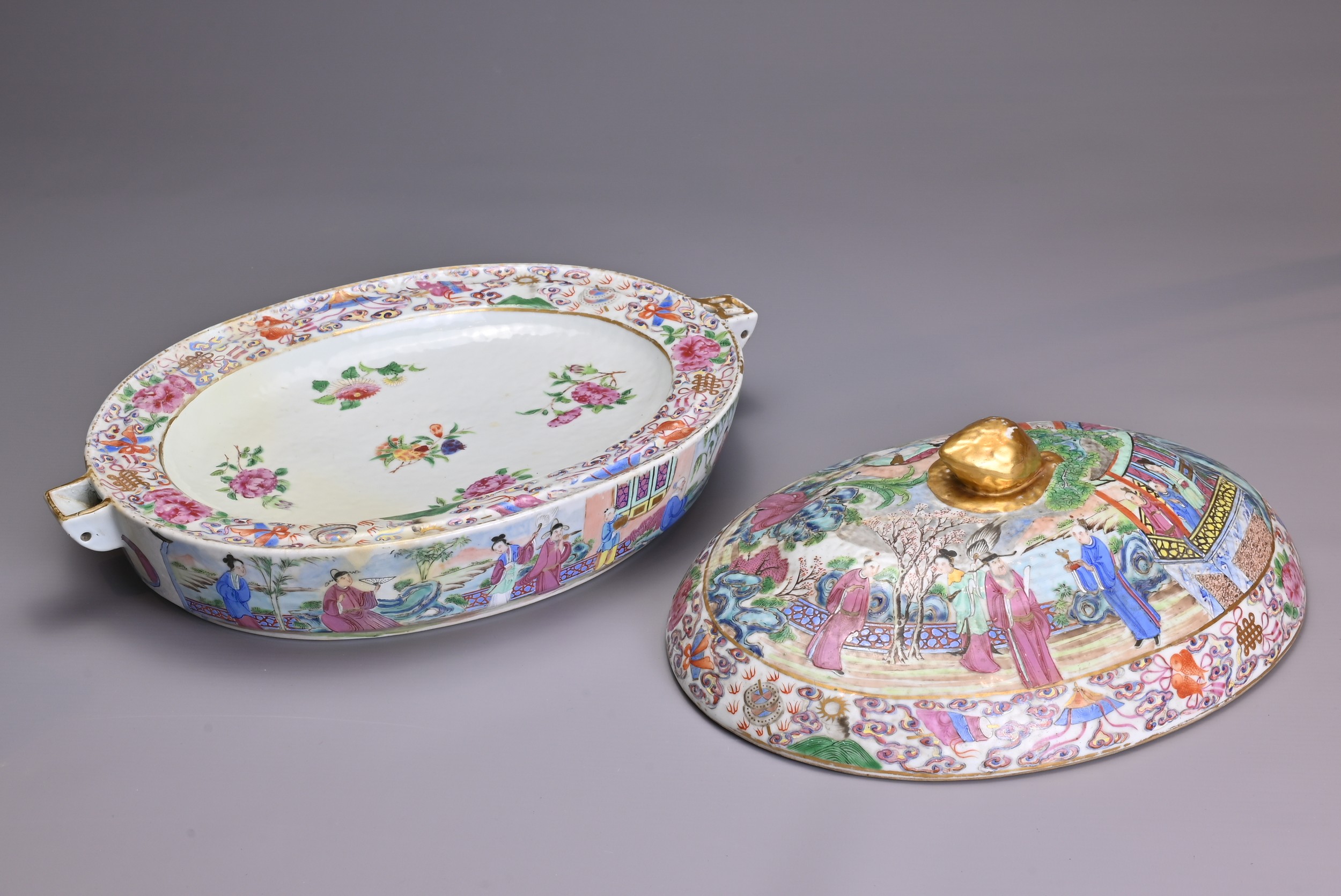 A LARGE CHINESE CANTON FAMILLE ROSE PORCELAIN WARMING DISH AND COVER, 19TH CENTURY. Well decorated - Image 6 of 7