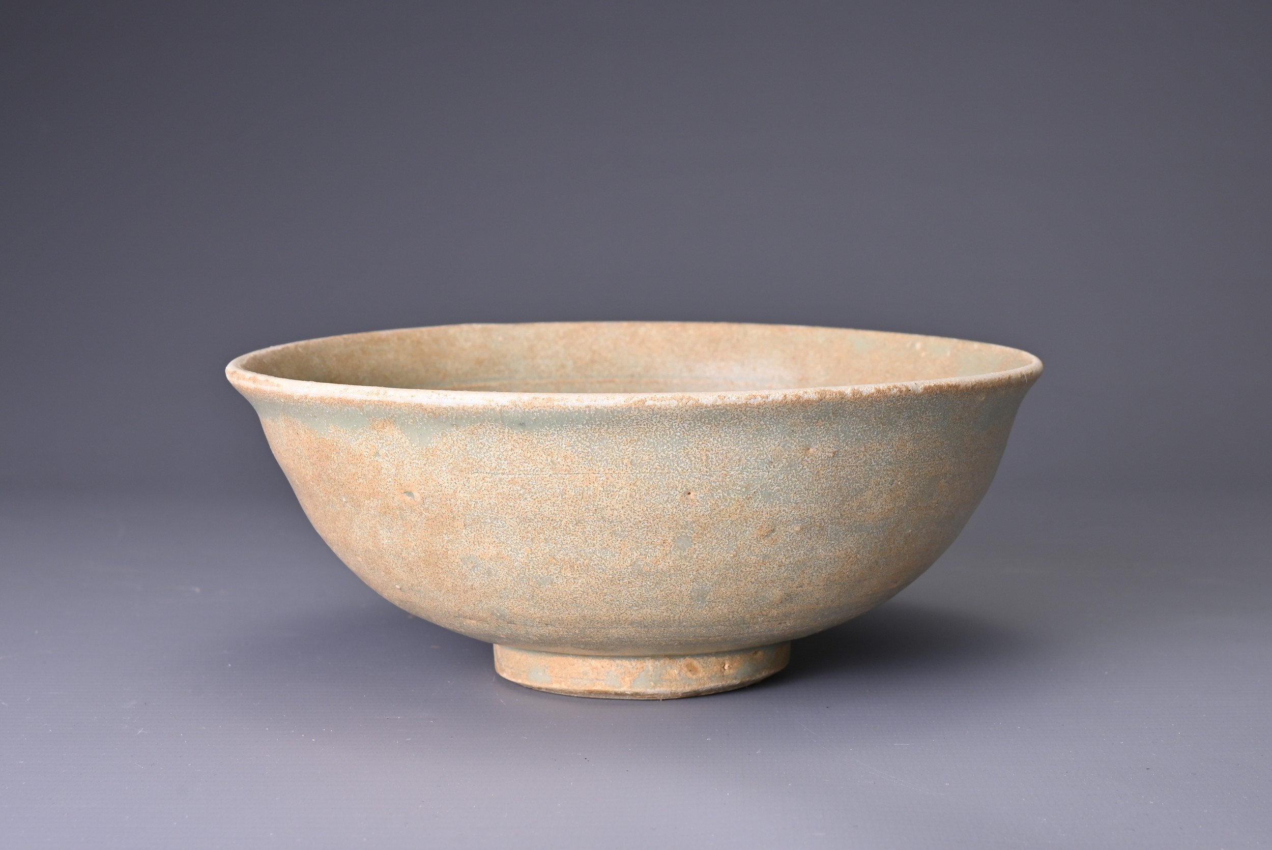 A CHINESE LONGQUAN CELADON BOWL, SONG / YUAN DYNASTY, ZHEJIANG PROVINCE. Flared rim and lightly