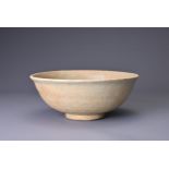 A CHINESE LONGQUAN CELADON BOWL, SONG / YUAN DYNASTY, ZHEJIANG PROVINCE. Flared rim and lightly