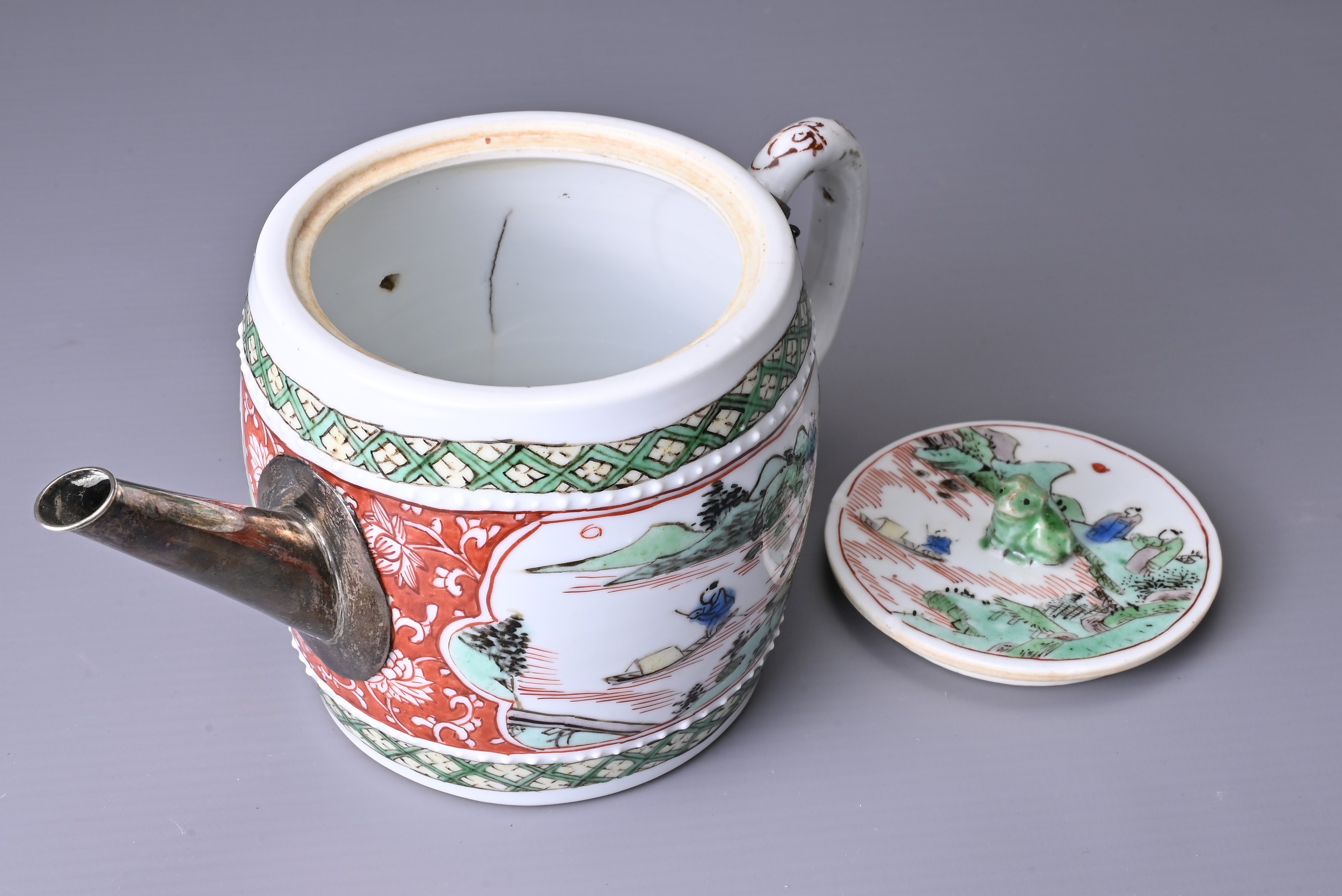 A CHINESE FAMILLE VERTE PORCELAIN TEA POT, 18TH CENTURY. With drum body and flat cover surmounted by - Image 6 of 7