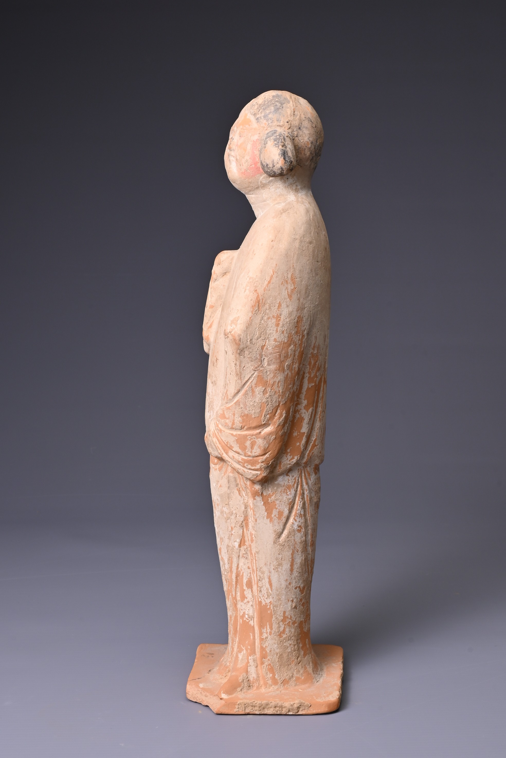 A CHINESE PAINTED POTTERY FIGURE OF COURT LADY, TANG DYNASTY (AD 618-907). Modelled standing wearing - Image 3 of 6