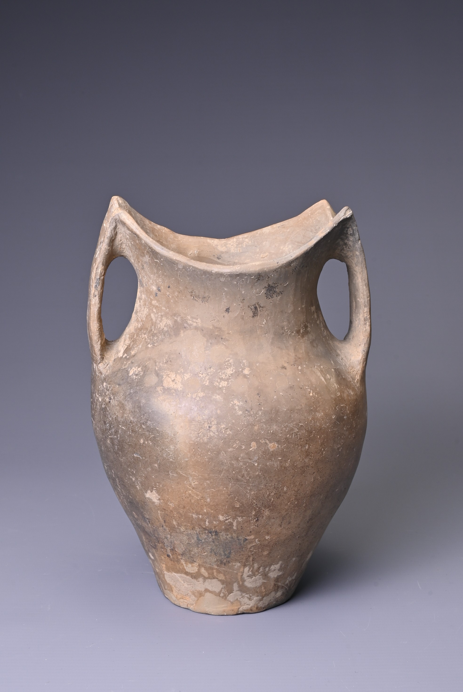 A CHINESE NEOLITHIC BLACK POTTERY JAR, SIWA CULTURE (C. 1350 BC). Heavily potted with a smooth