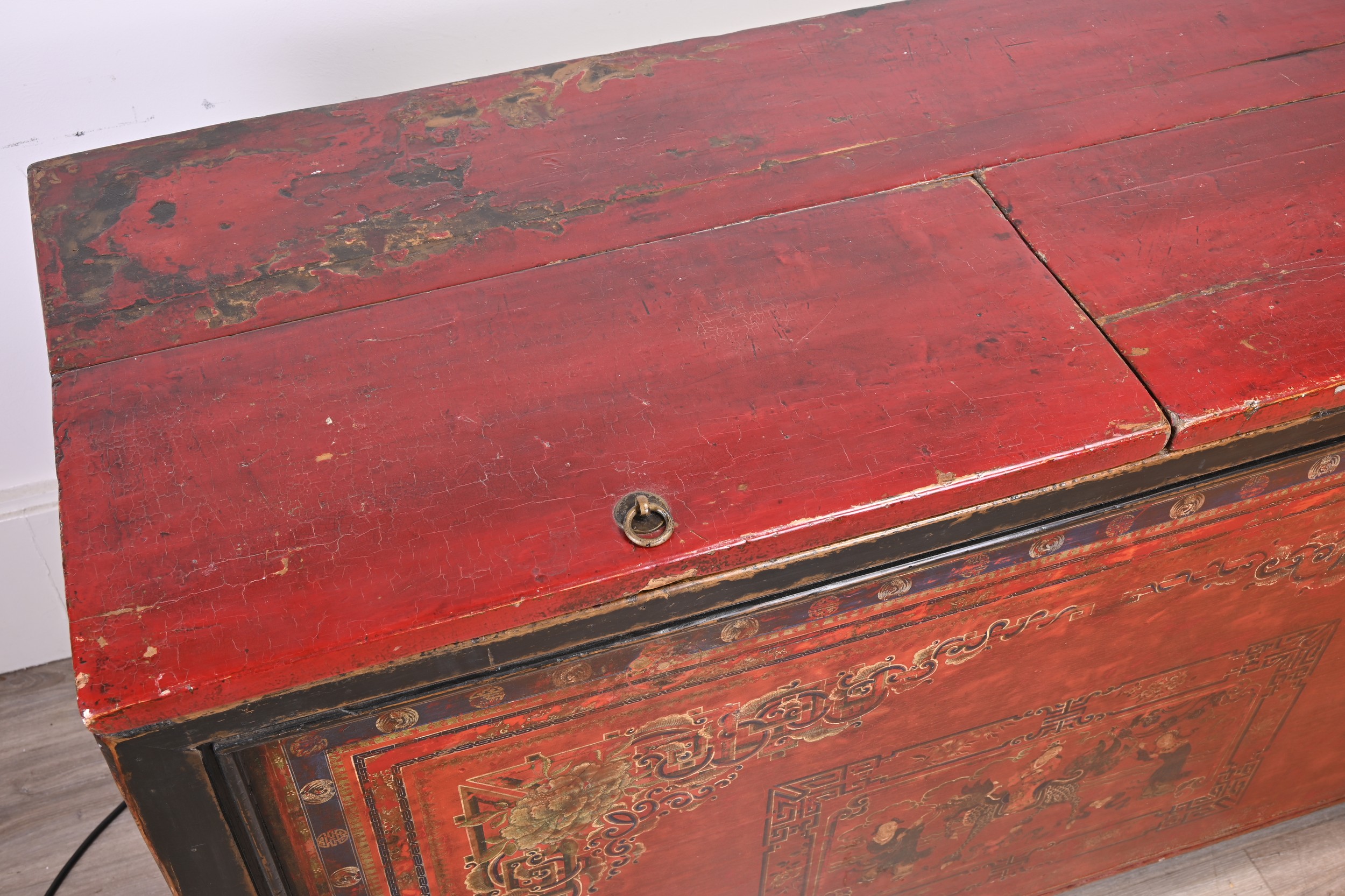 A LARGE CHINESE TIBETAN PAINTED RED AND BLACK LACQUER STORAGE CHEST, 19TH CENTURY. Or rectangular - Image 8 of 10