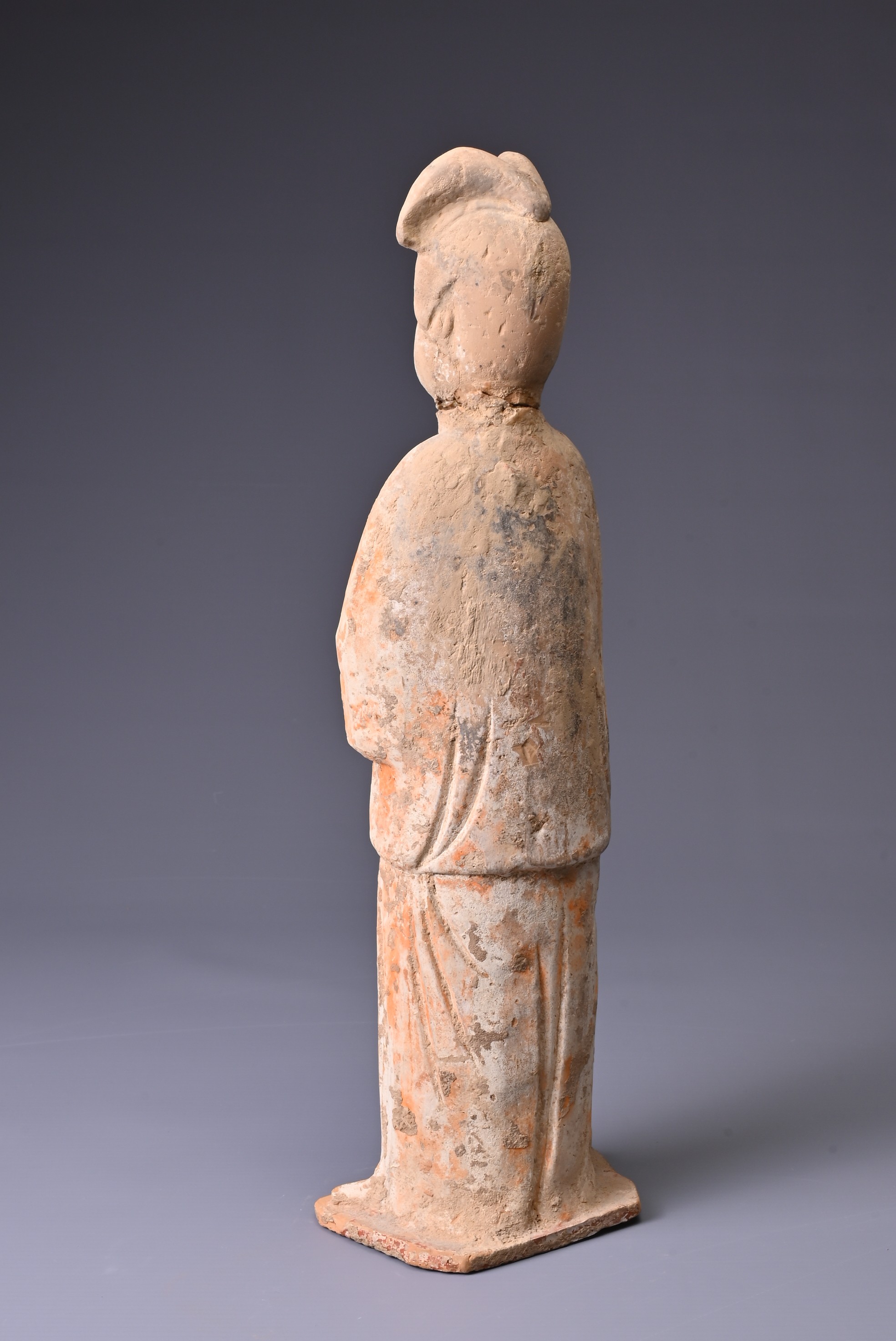 A CHINESE PAINTED POTTERY FIGURE OF COURT LADY, TANG DYNASTY (AD 618-907). Modelled standing wearing - Image 3 of 6