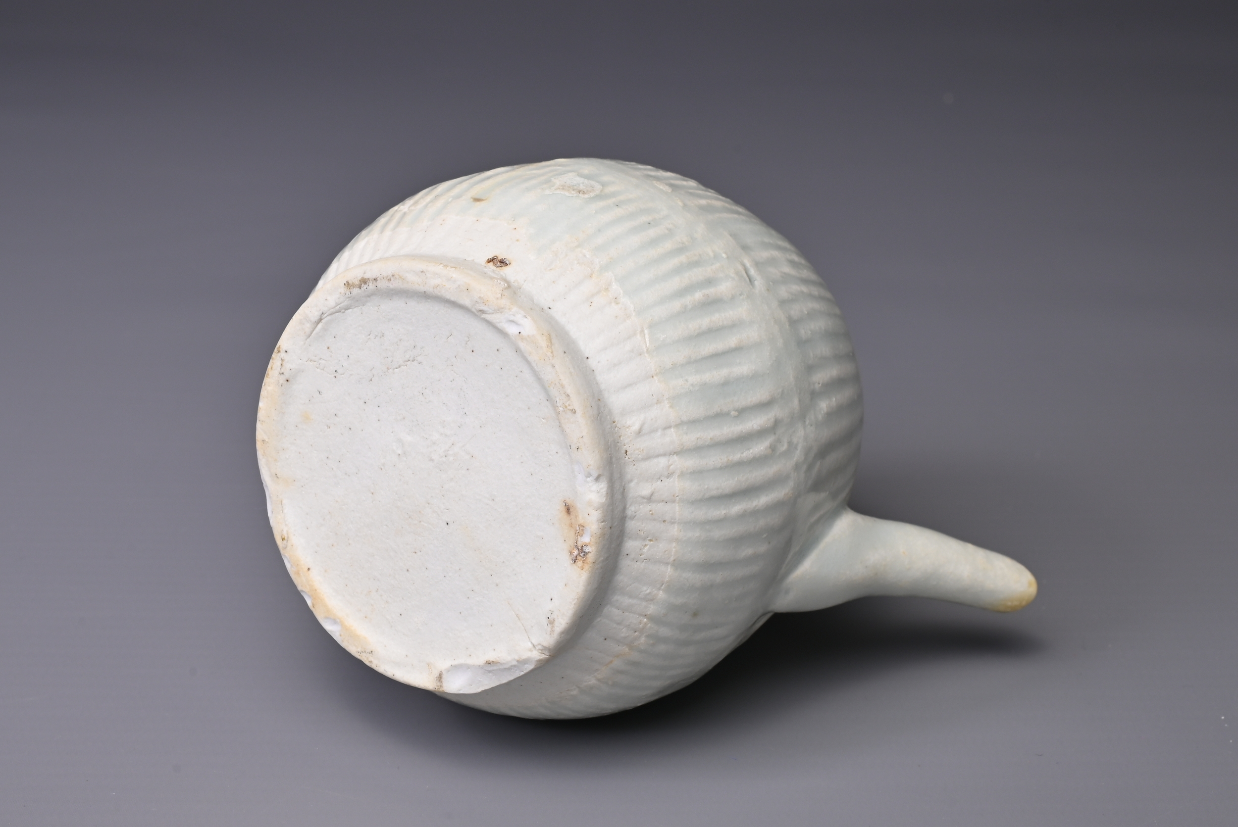 A CHINESE QINGBAI WARE EWER, SONG DYNASTY (960-1279). Finely potted ovoid body with continuous - Image 4 of 5