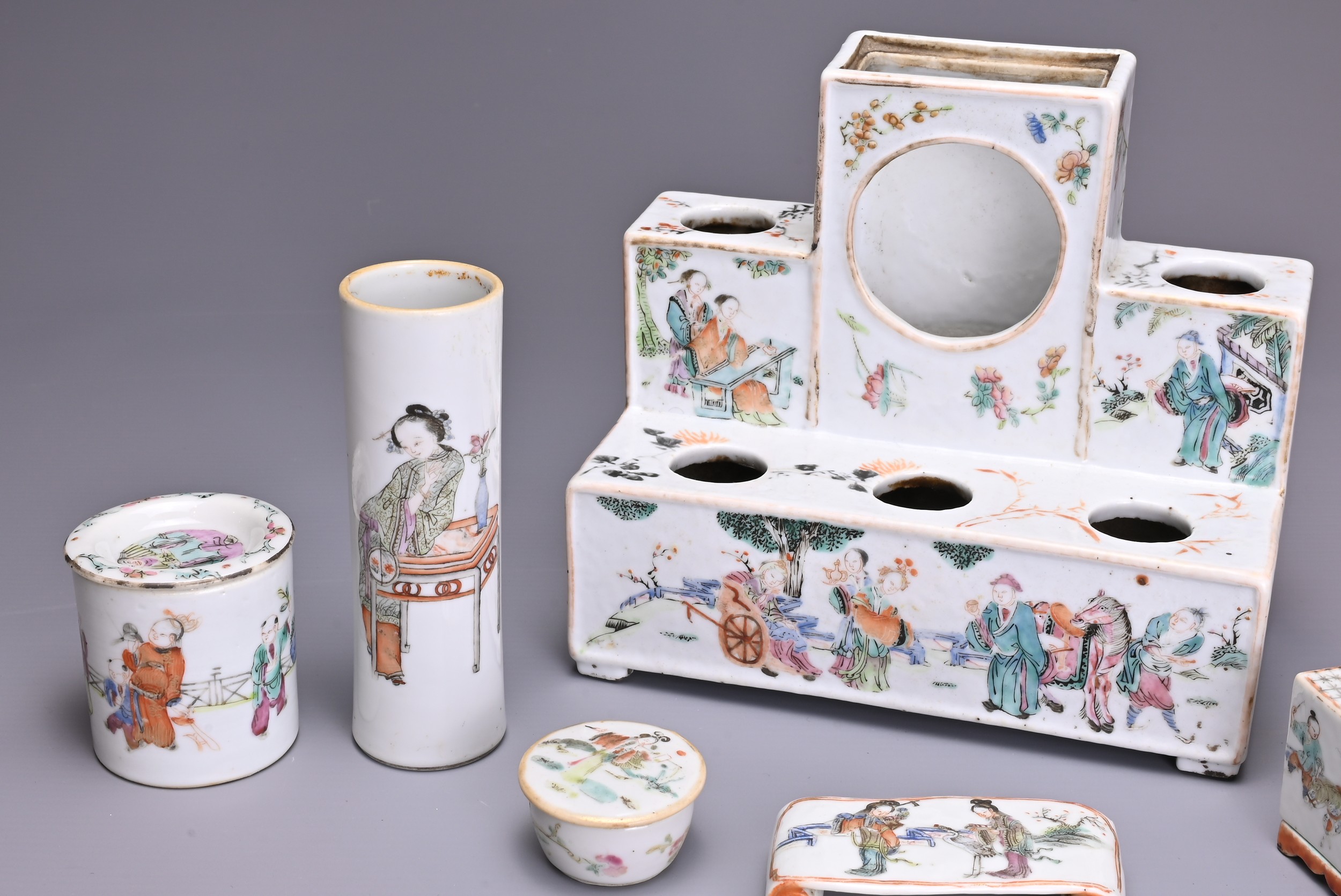 A GROUP OF CHINESE FAMILLE ROSE PORCELAIN ITEMS, 19TH CENTURY. Comprising a table stand for ink - Image 2 of 7