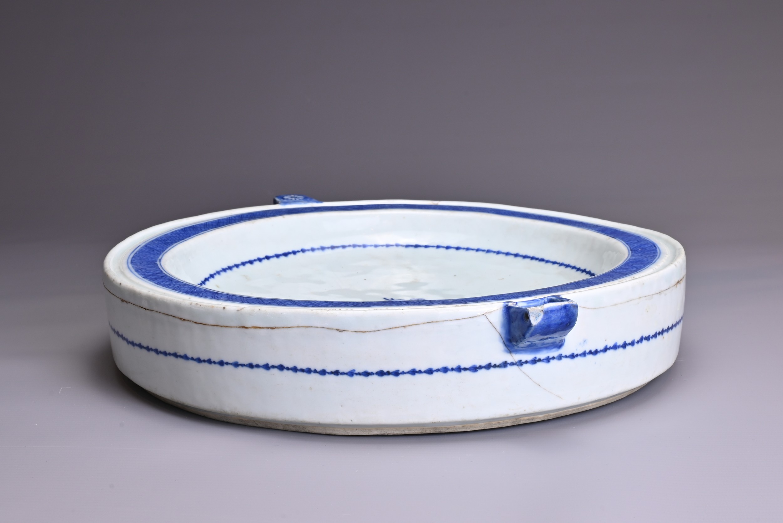A LARGE CHINESE BLUE AND WHITE PORCELAIN WARMING DISH, 18TH CENTURY. Minimally decorated with - Image 5 of 6