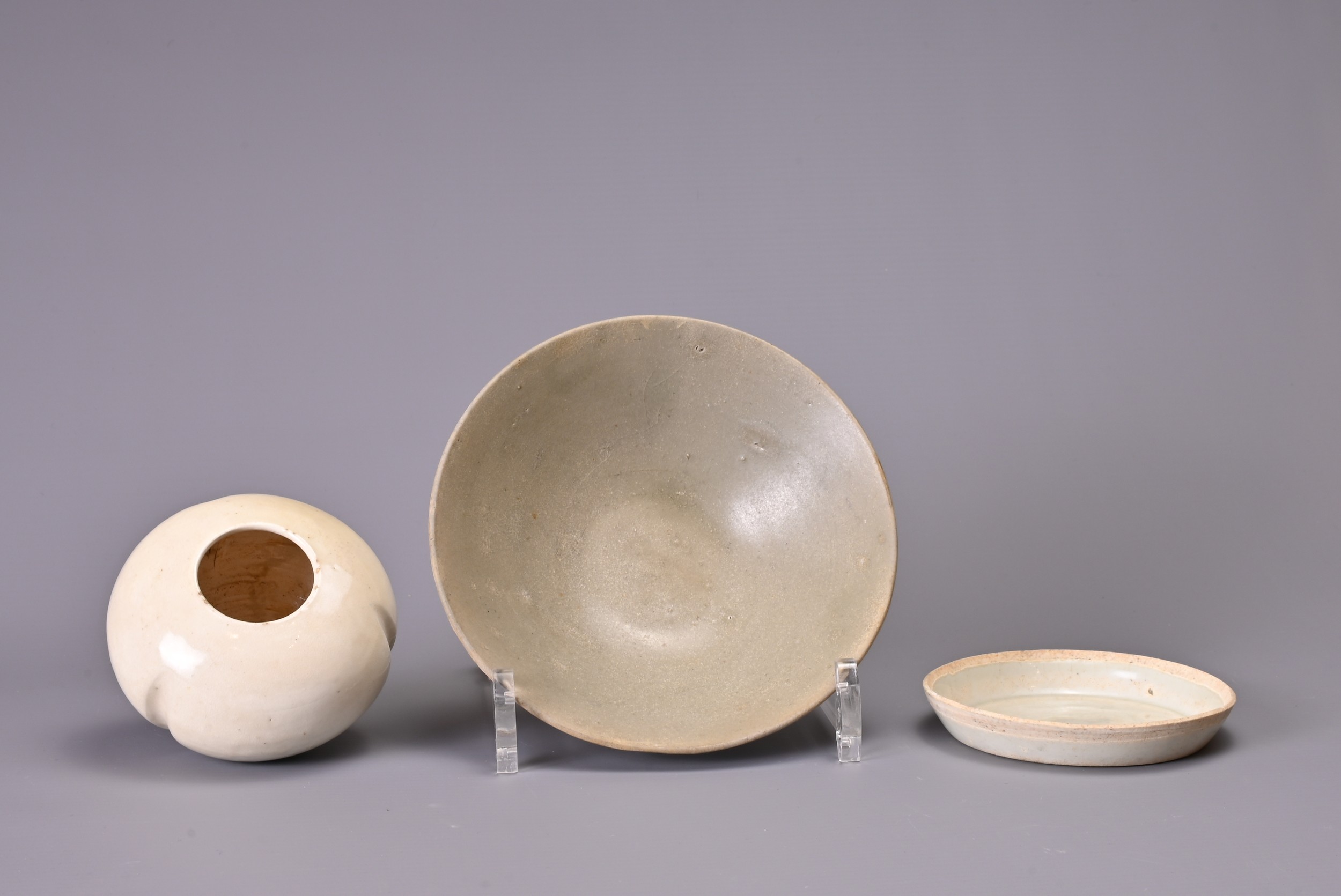 THREE CHINESE CELADON ITEMS. Comprising: a Tang Dynasty (AD 618-907) flared bowl, in dark green - Image 2 of 4